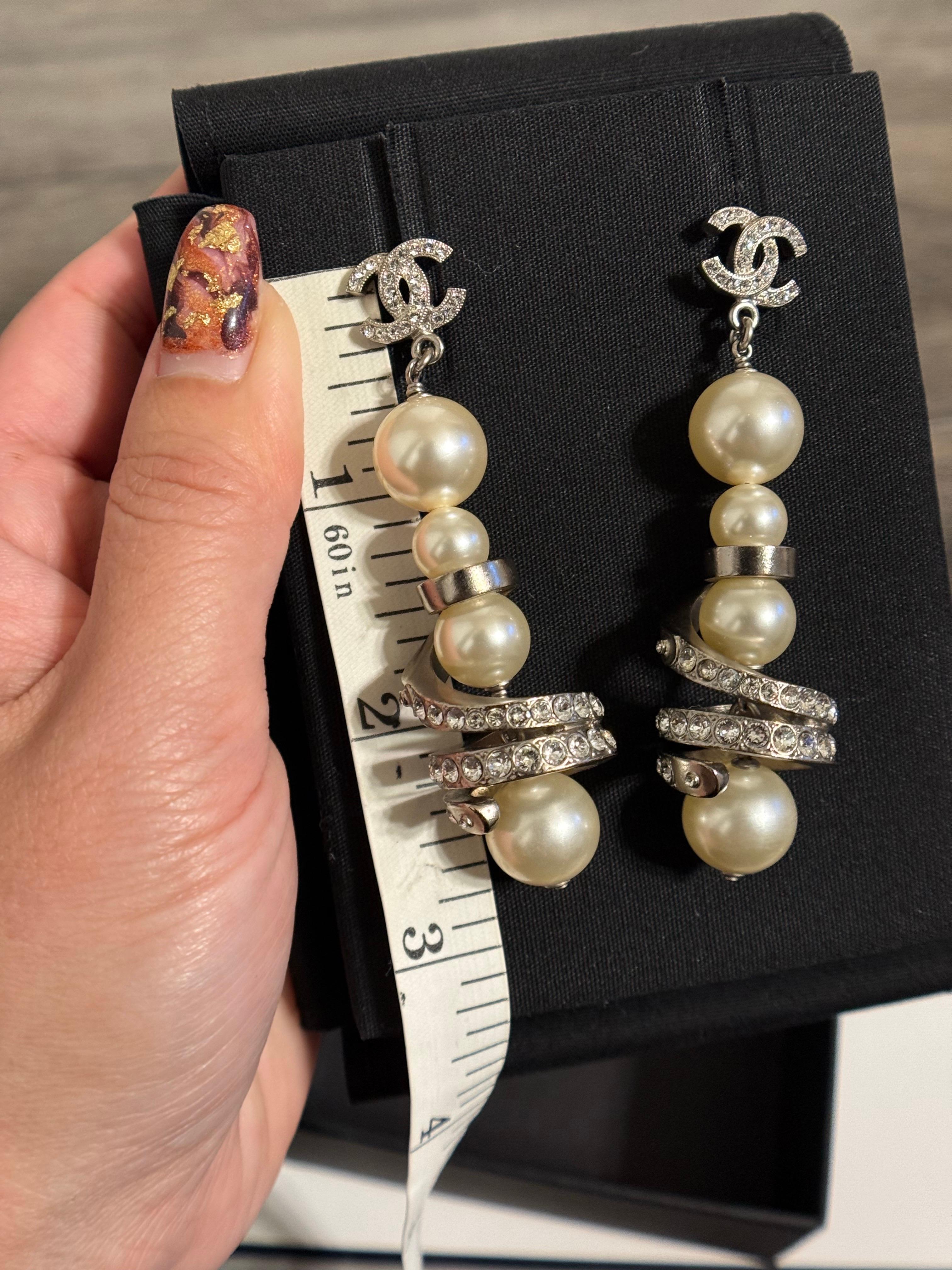Orecchini Chanel con cristalli CC lunghi e finte perle con accenti di cristallo in vendita 3