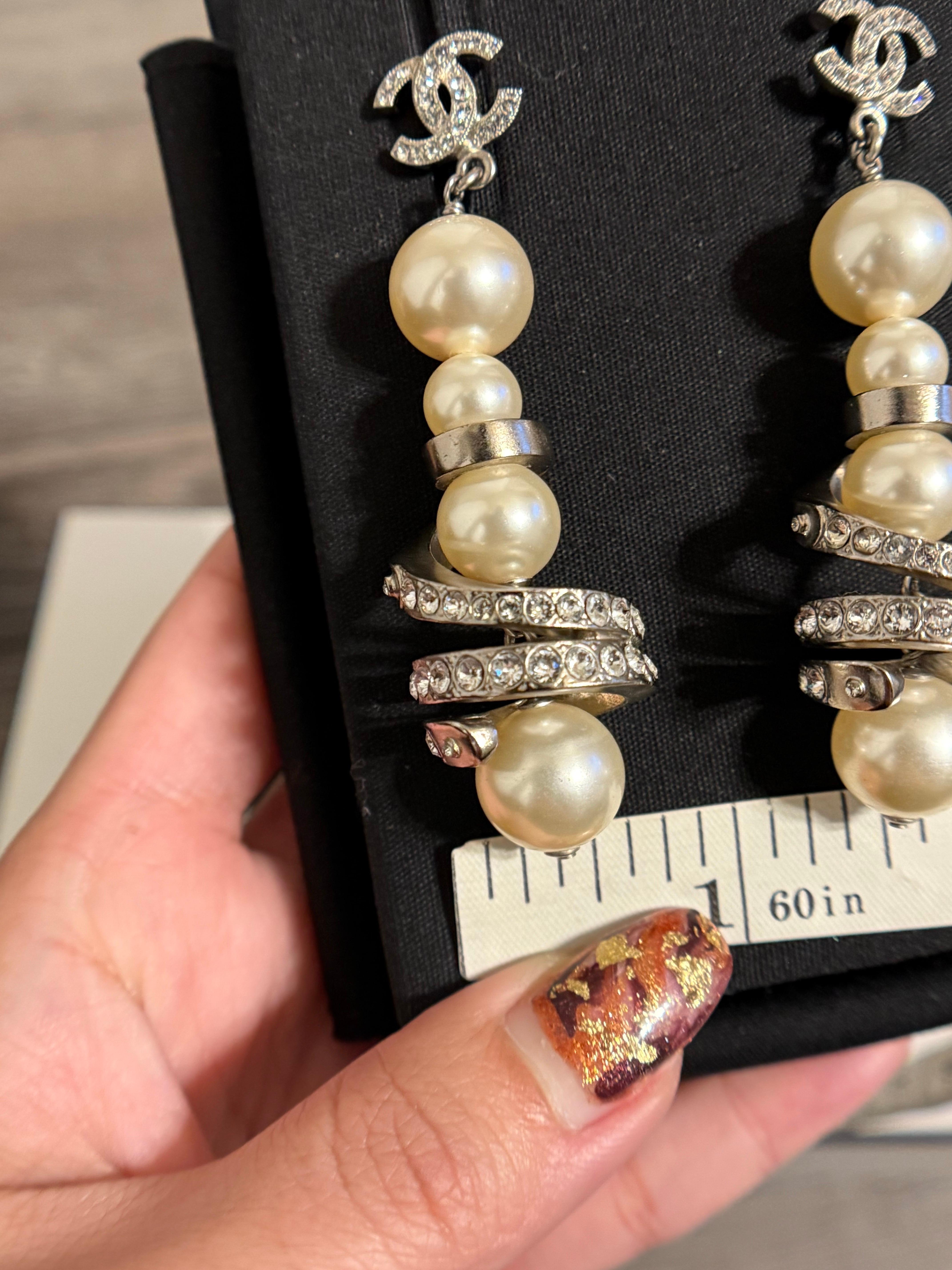 Orecchini Chanel con cristalli CC lunghi e finte perle con accenti di cristallo in vendita 4