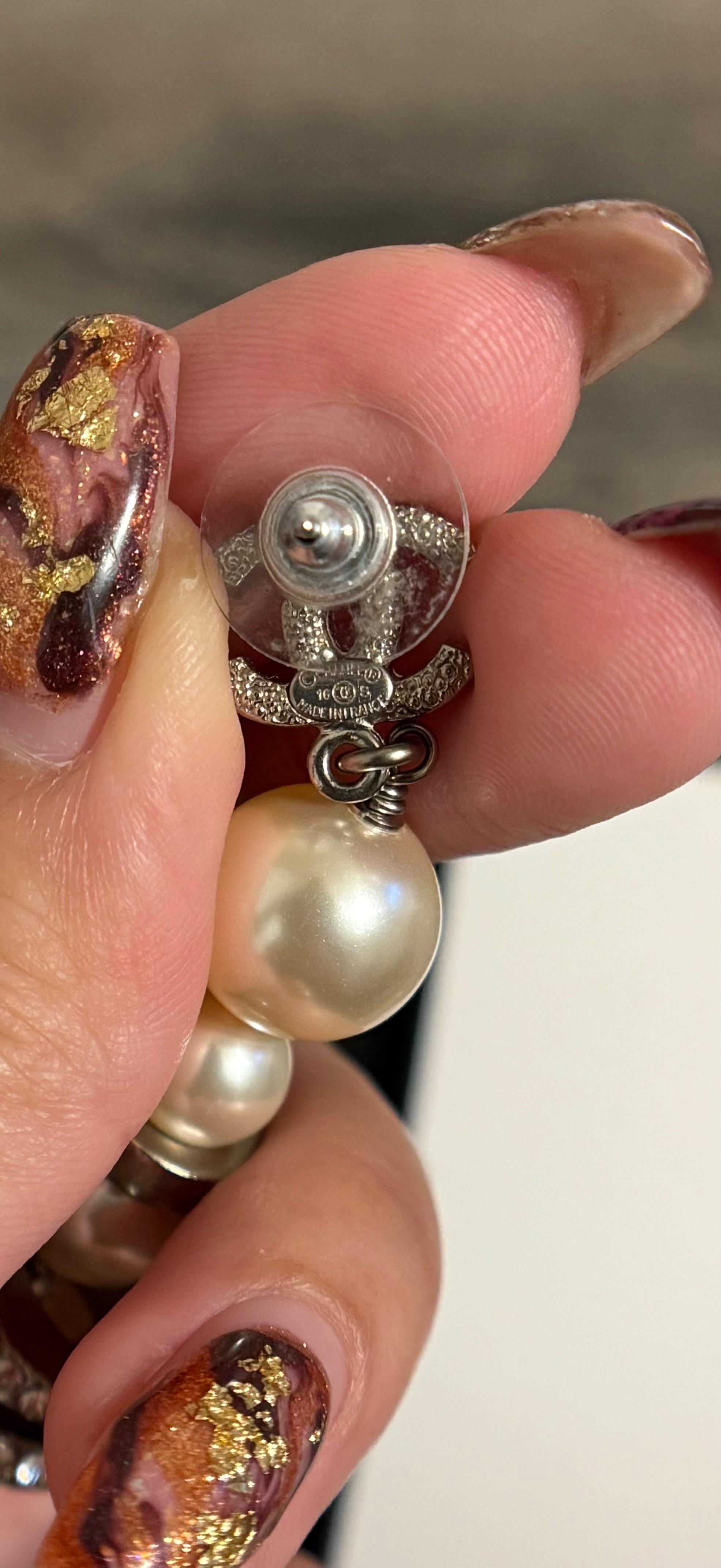 Orecchini Chanel con cristalli CC lunghi e finte perle con accenti di cristallo in vendita 5