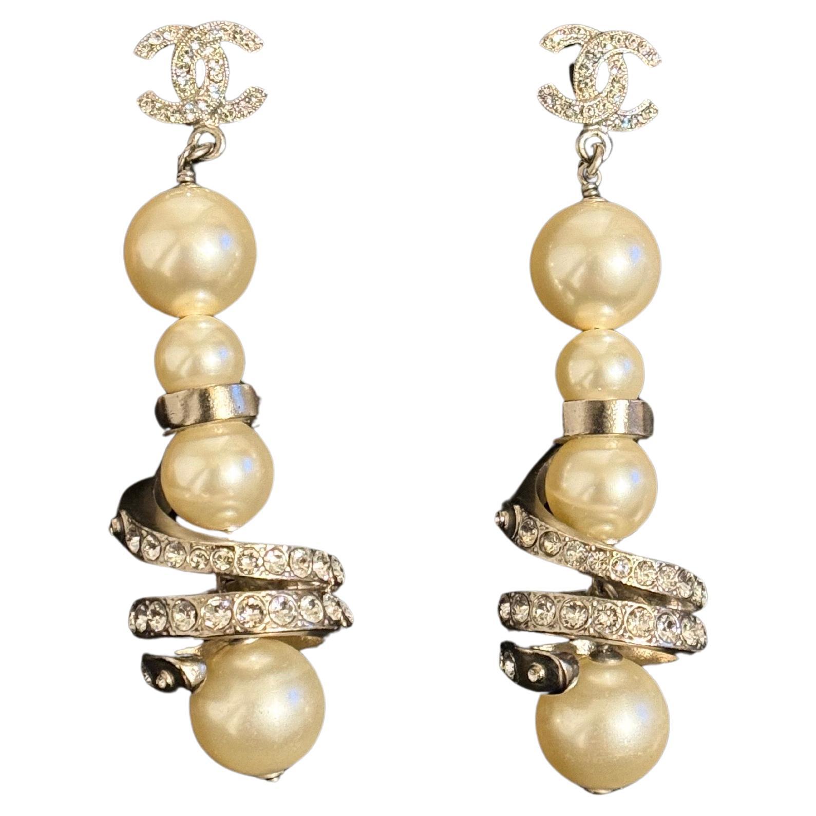 Orecchini Chanel con cristalli CC lunghi e finte perle con accenti di cristallo