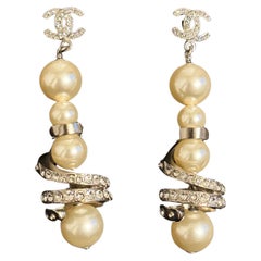 Orecchini Chanel con cristalli CC lunghi e finte perle con accenti di cristallo