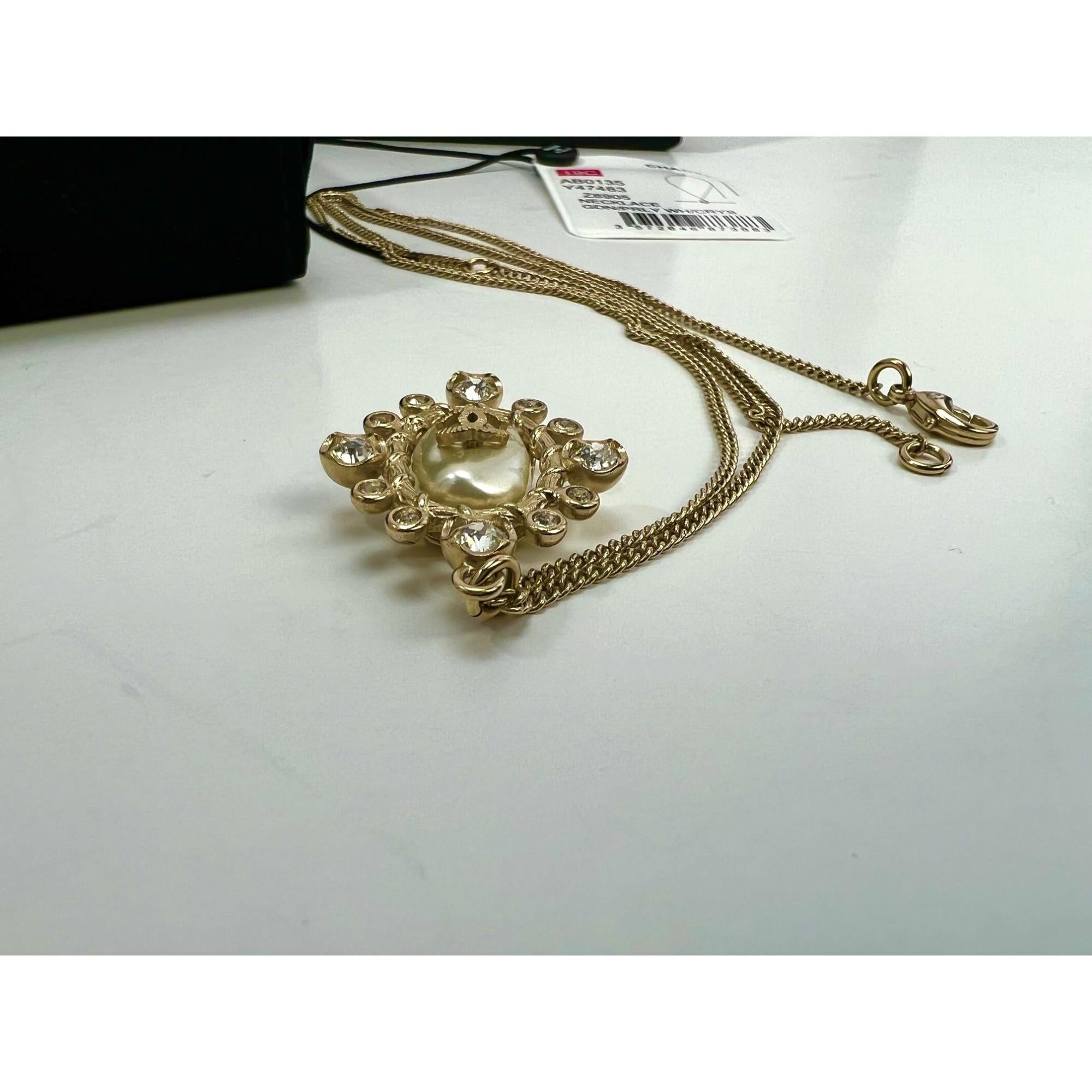 Chanel Crystal CC Necklace Gold Pearly Fashion Jewelry In Good Condition For Sale In Freehold, NJ