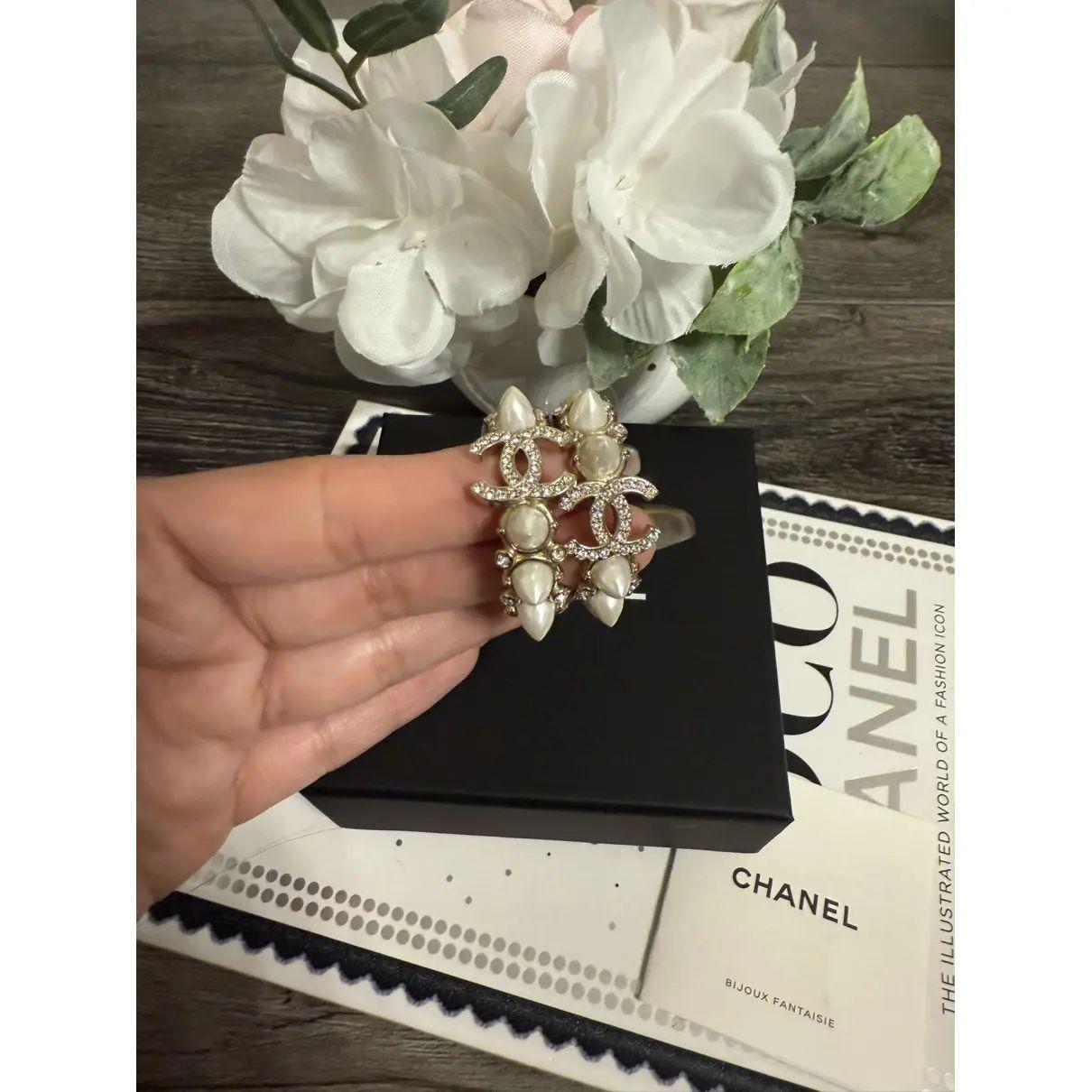 Orecchini a cerchio con perle Chanel Crystal CC In condizioni buone in vendita a Bellevue, WA