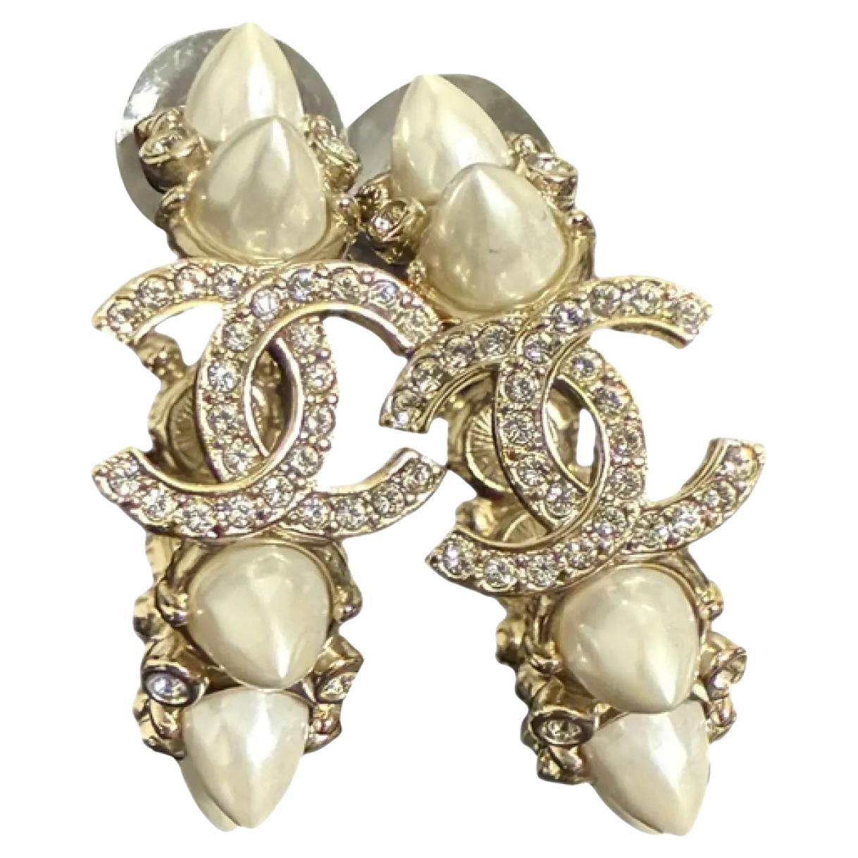 Boucles d
oreilles Chanel en cristal et perles CC