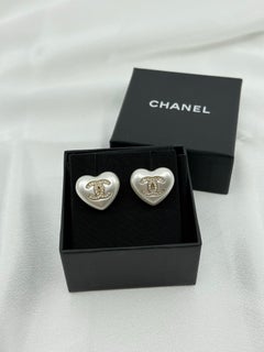 Orecchini a cuore con perle bianche Chanel Crystal CC