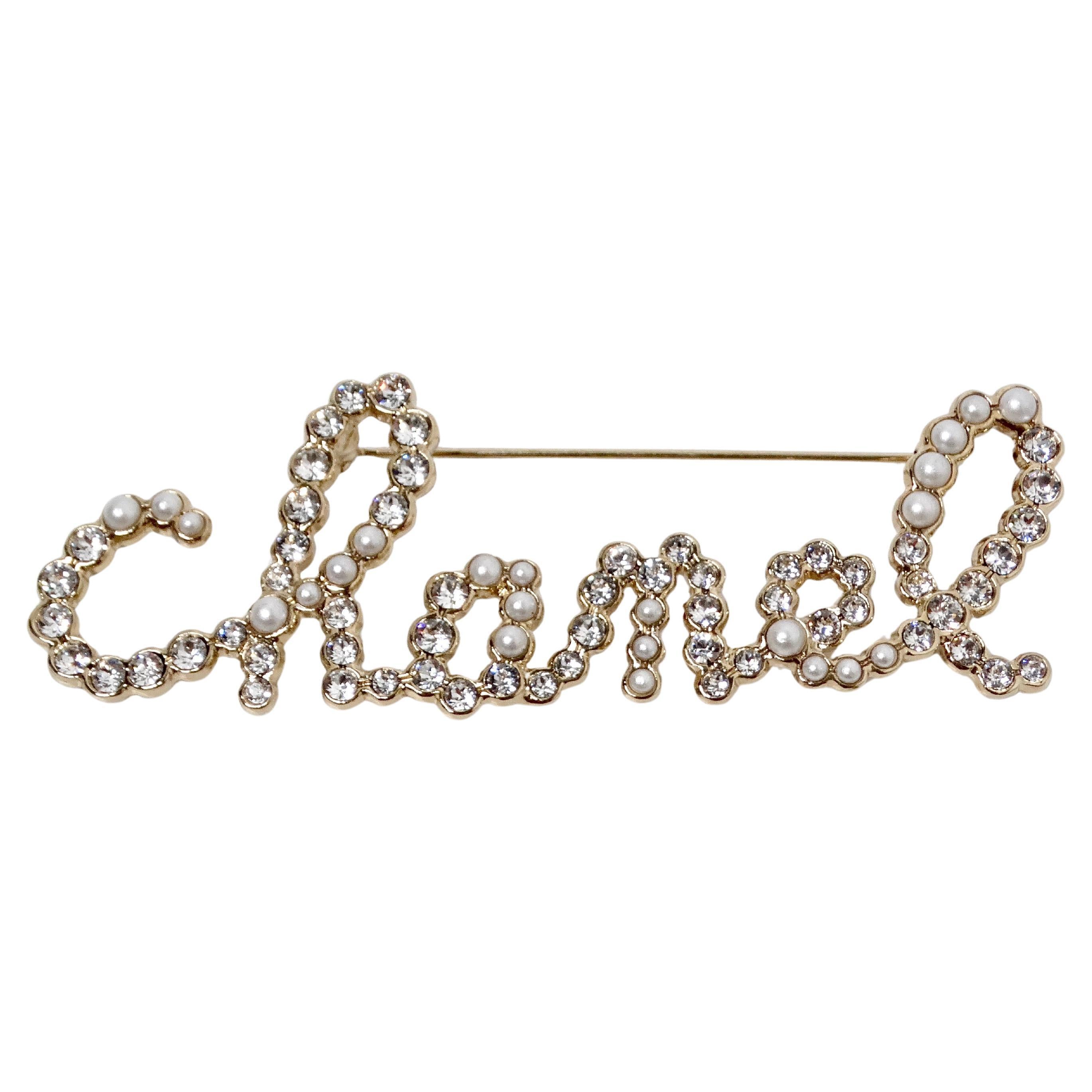 Chanel Kristall & Kostüm Perle Gold-Ton "Chanel" Script Brosche 2019