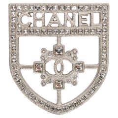 Chanel Broche bouclier crête de cristal