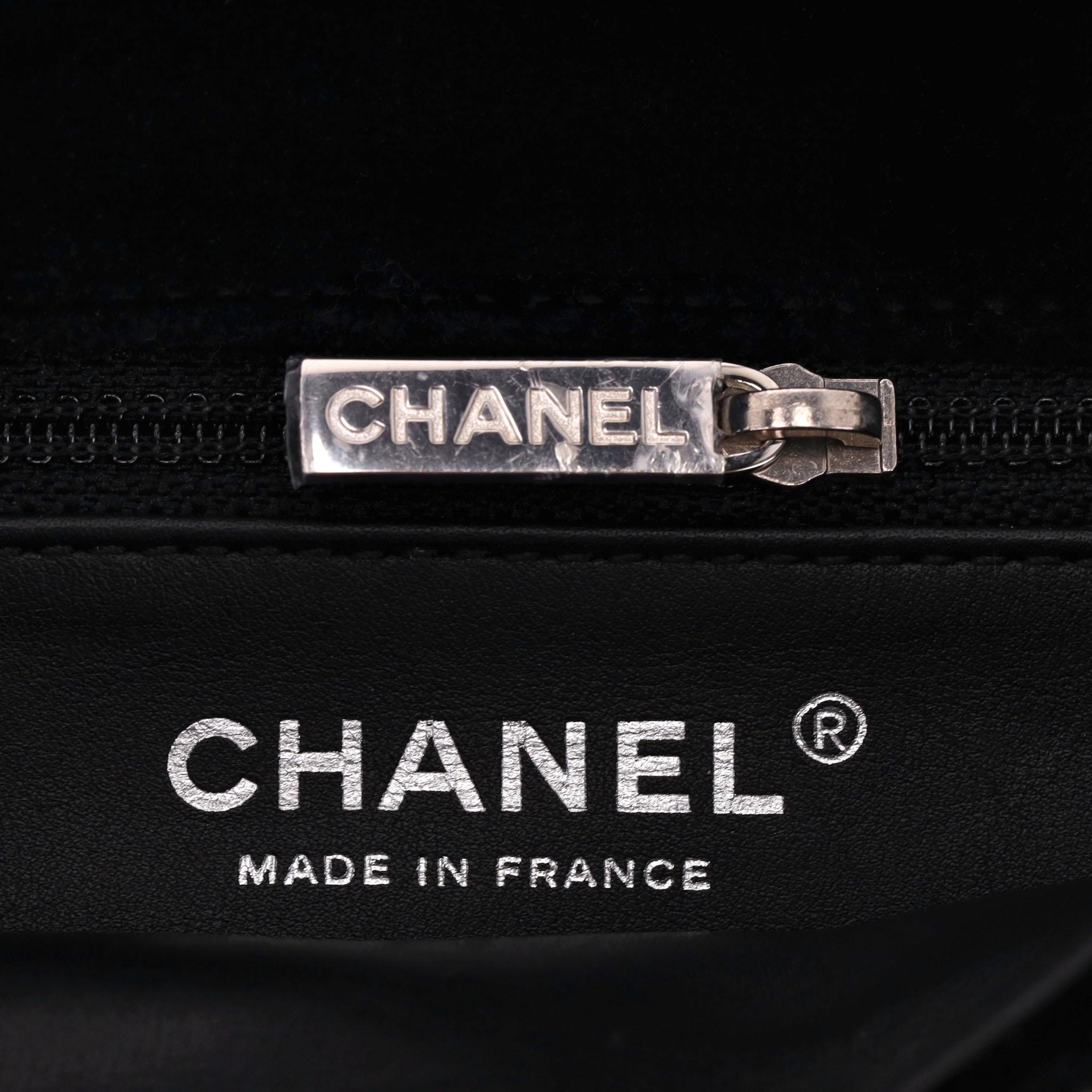 Chanel pochette en velours avec détails en cristal en vente 5