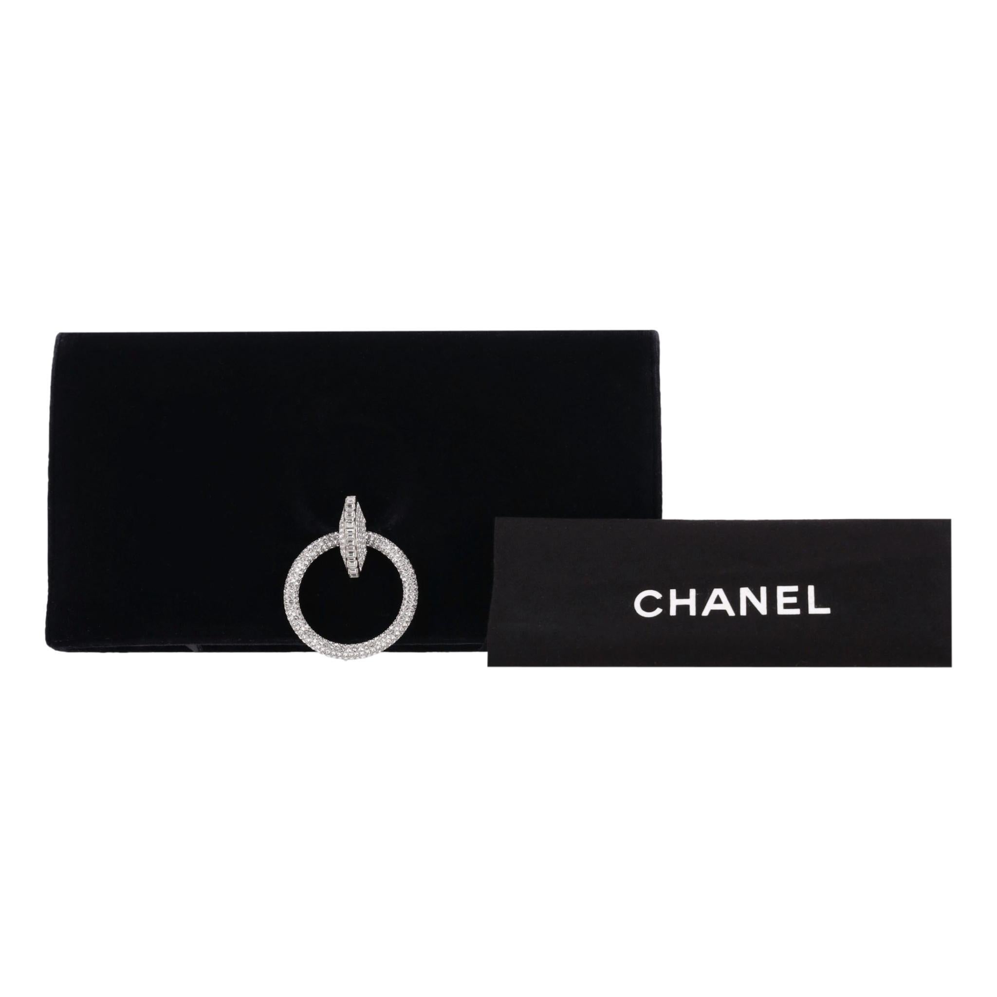 Rareté - Pochette en velours ornée de cristaux de Chanel

Pochette en velours noir ornée d'un cerceau incrusté de cristaux.

Un compartiment zippé sur le dessus et un rabat sur le devant menant au second compartiment matelassé en losange avec