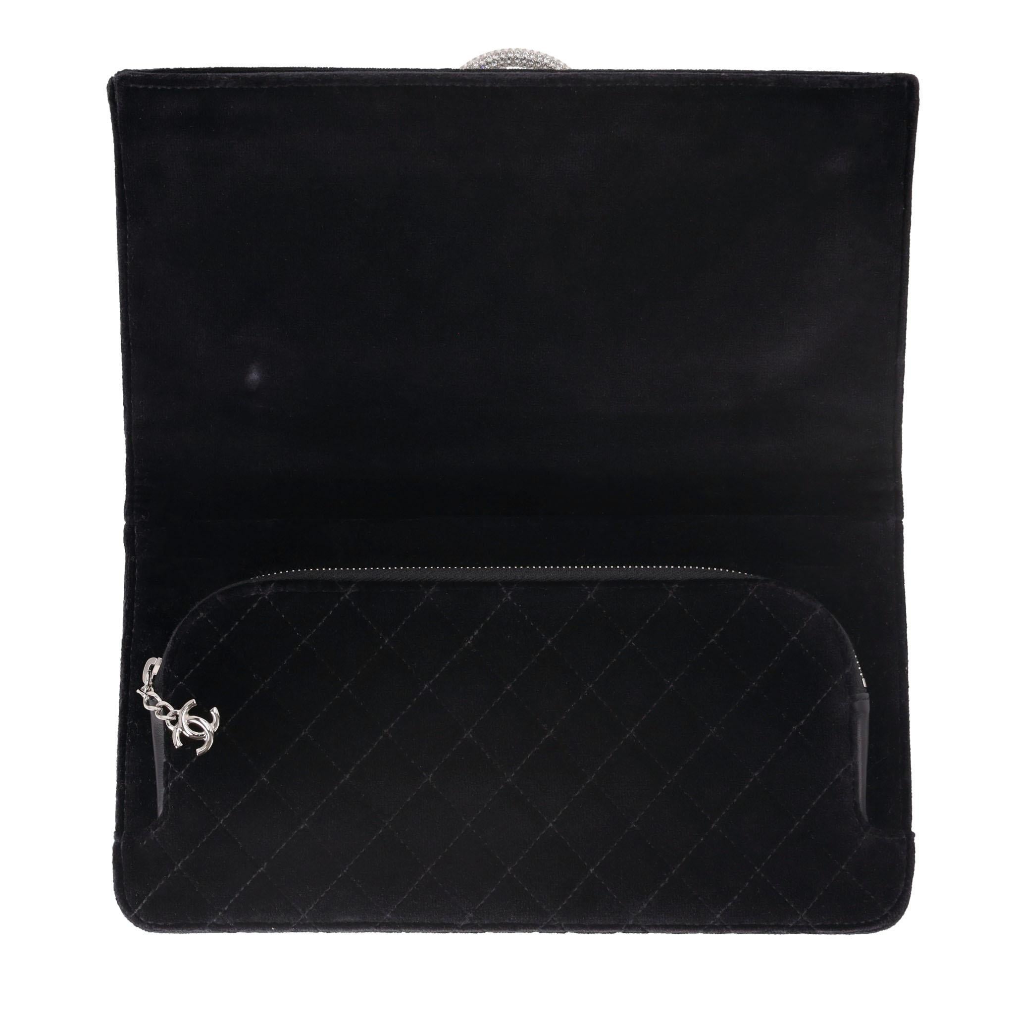 Chanel pochette en velours avec détails en cristal en vente 1