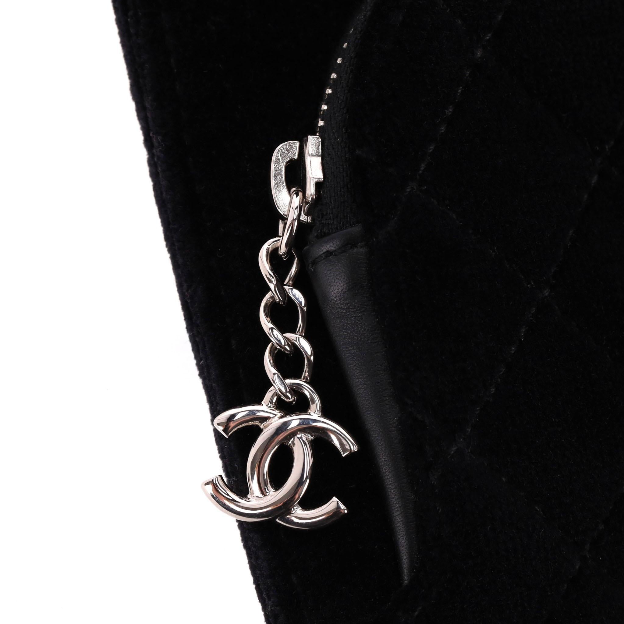 Chanel pochette en velours avec détails en cristal en vente 3
