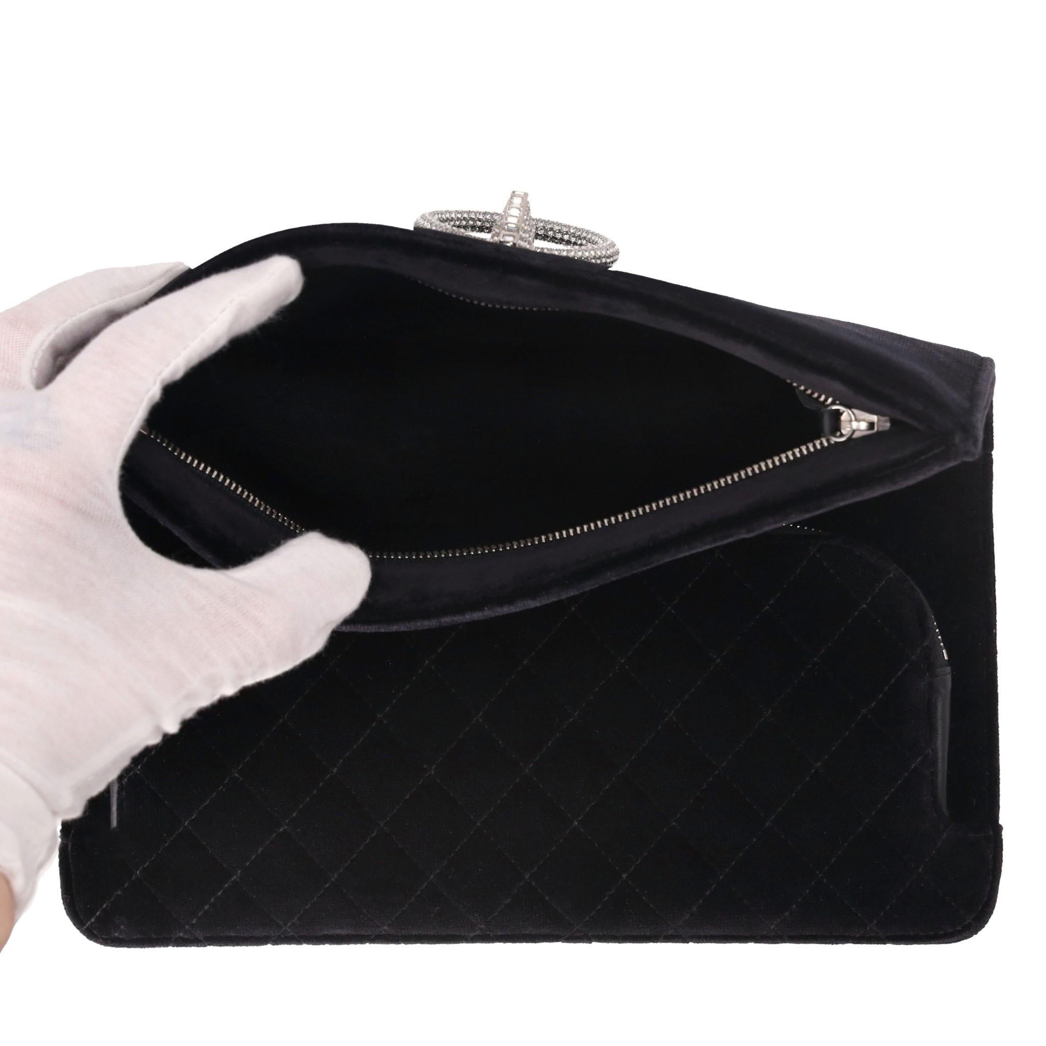 Chanel pochette en velours avec détails en cristal en vente 4
