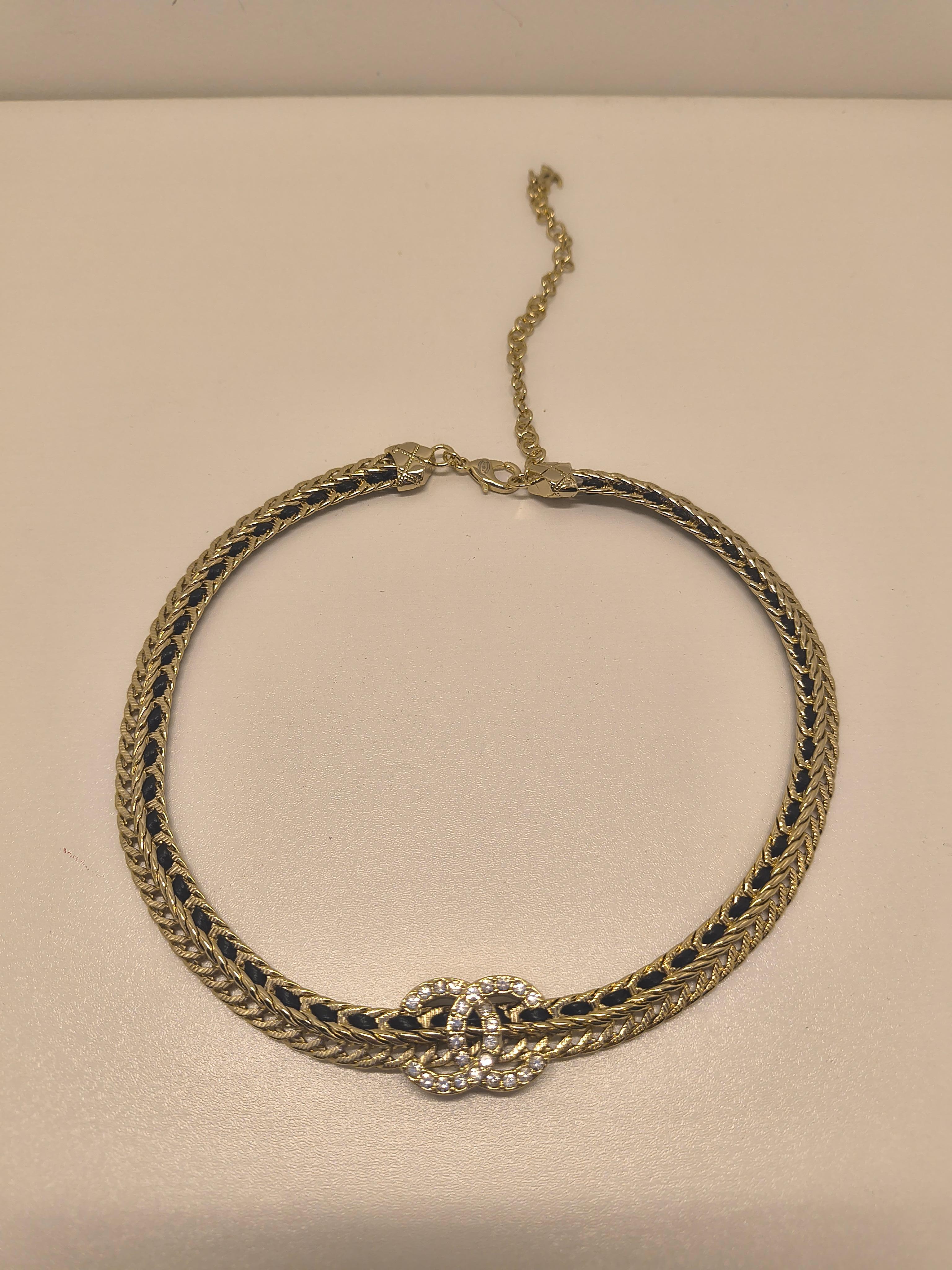 Contemporaneo Chanel Collana a girocollo in pelle impreziosita da cristalli B24 in vendita