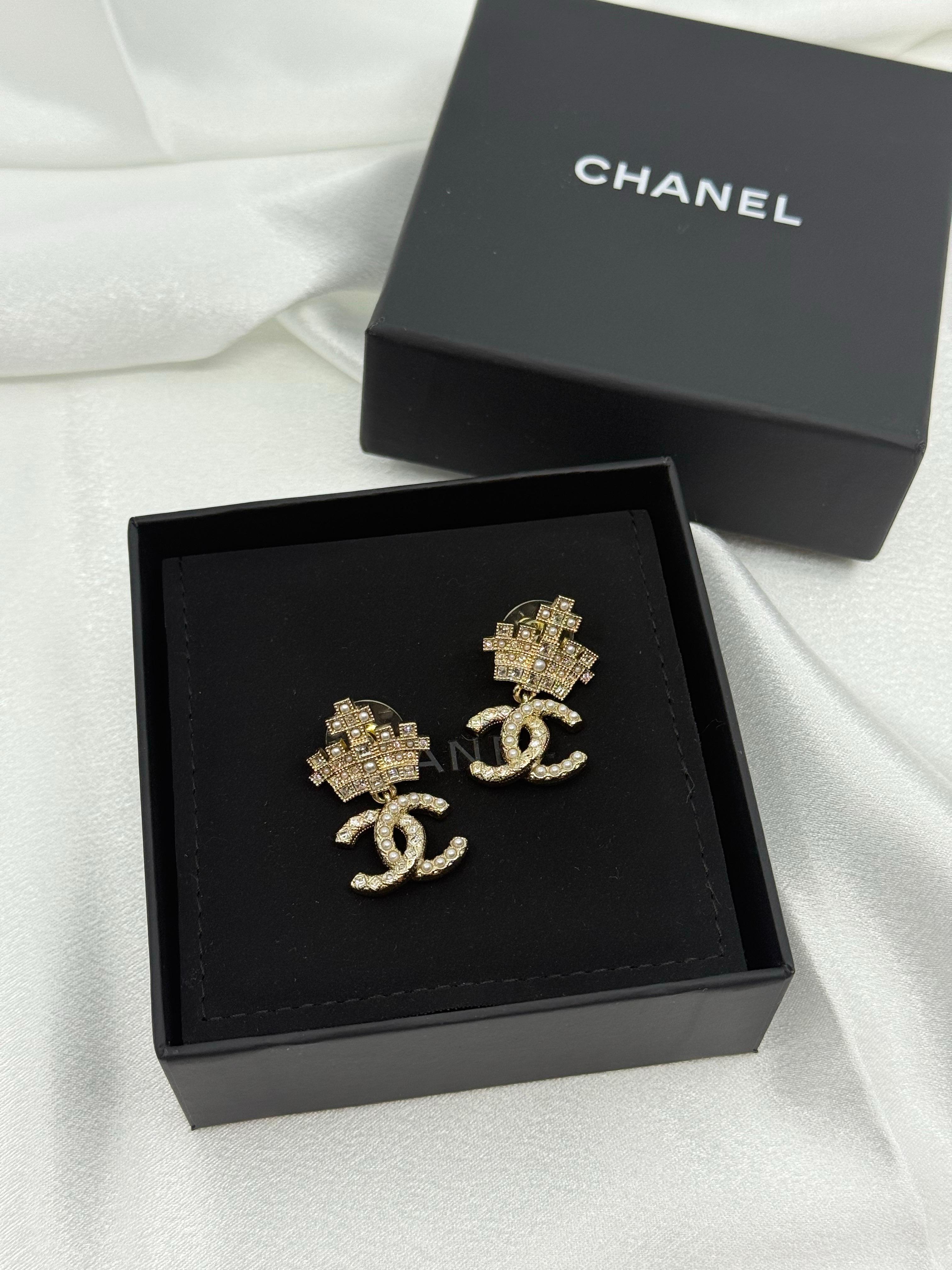 Boucles d'oreilles Chanel couronne CC Logo en cristal fausse perle doré en vente 6