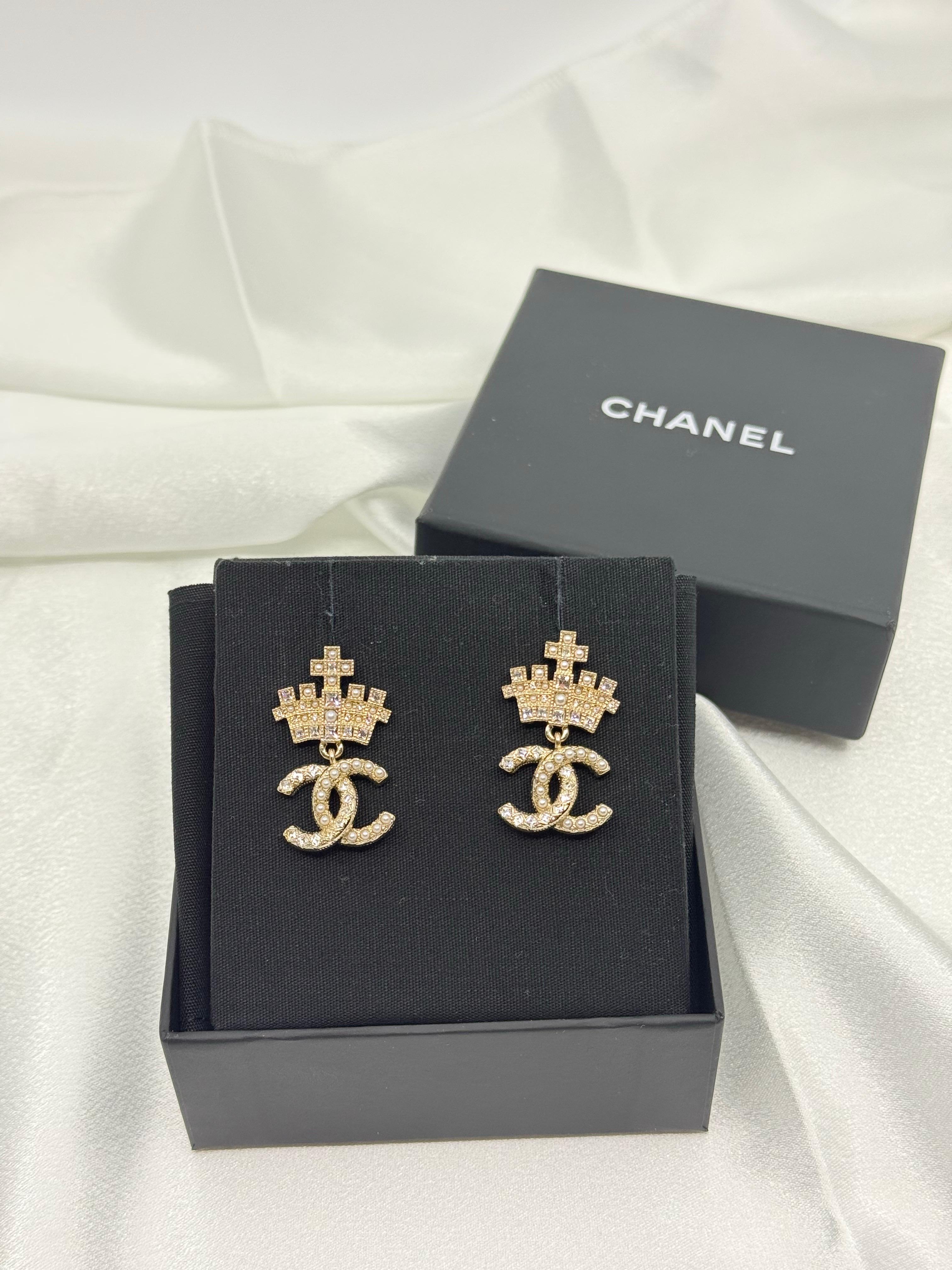 Boucles d'oreilles Chanel couronne CC Logo en cristal fausse perle doré en vente 7