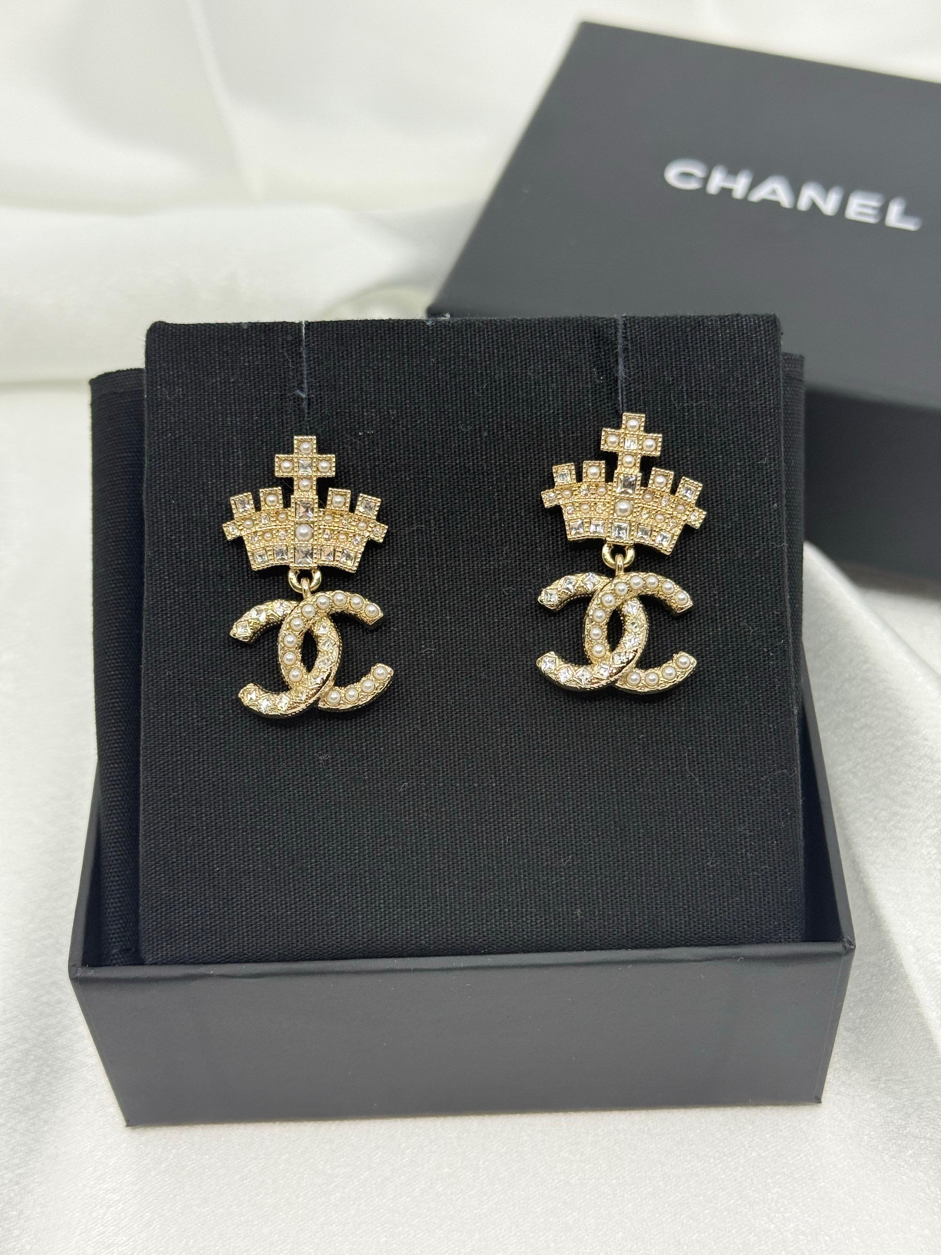 DÉTAILS :
Poinçon : CHANEL
Fabriqué en France
Collectional 2021
Les boucles d'oreilles sont en bon état et présentent une usure minimale.
Livré avec une boîte

INFORMATIONS IMPORTANTES :
Cet article est une pièce d'occasion. Nous nous sommes