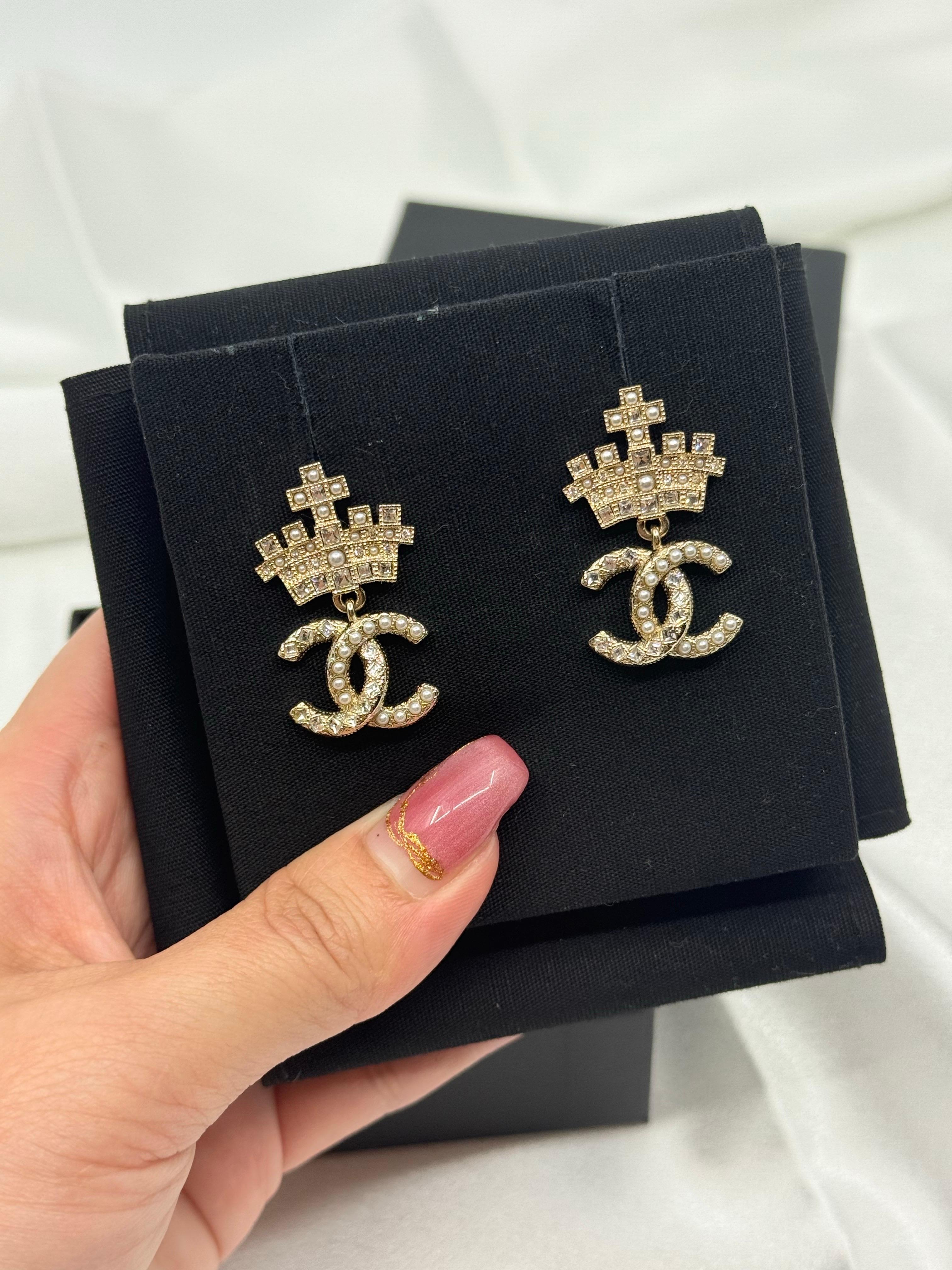 Boucles d'oreilles Chanel couronne CC Logo en cristal fausse perle doré Bon état - En vente à Bellevue, WA