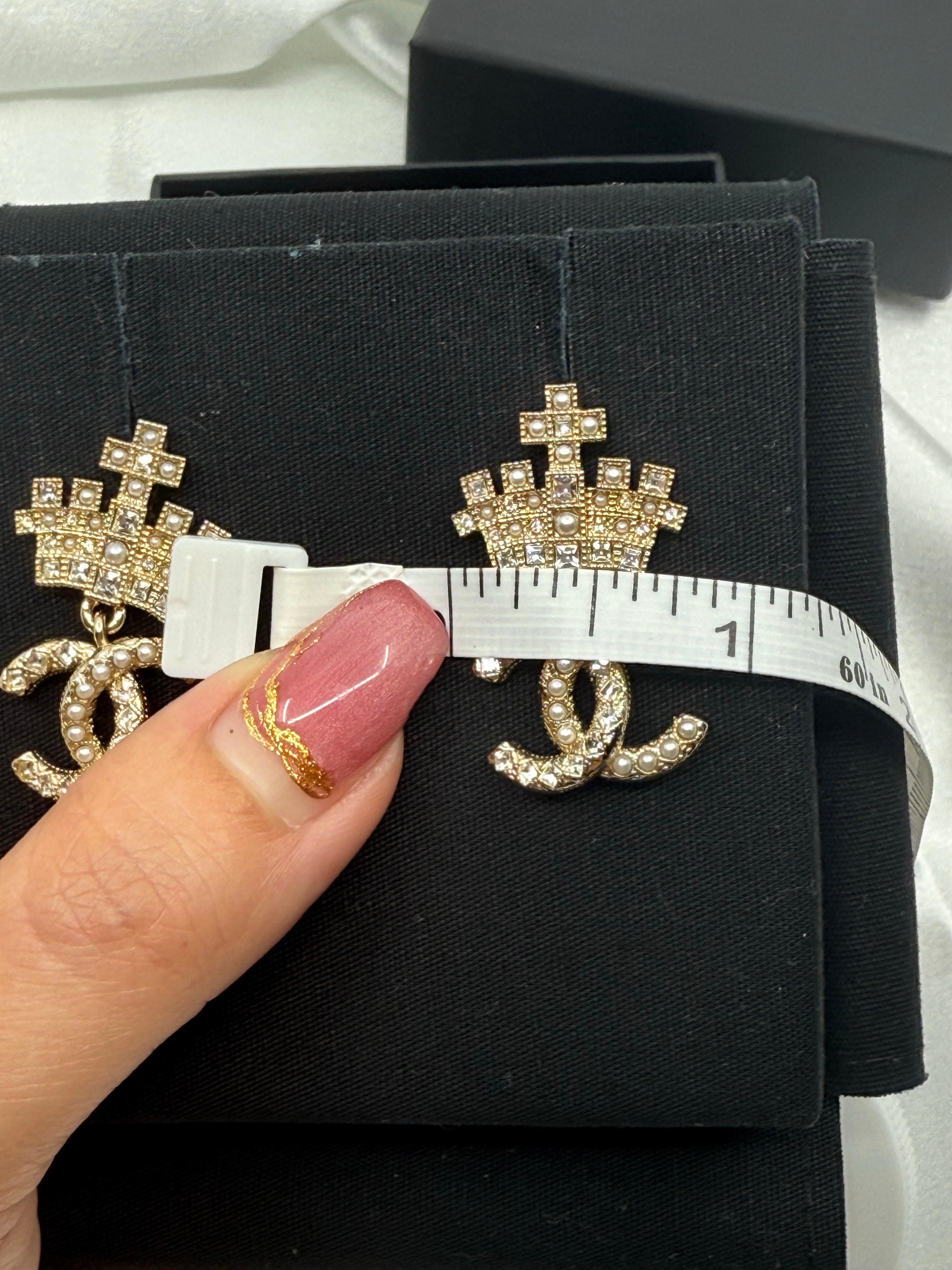 Boucles d'oreilles Chanel couronne CC Logo en cristal fausse perle doré Unisexe en vente