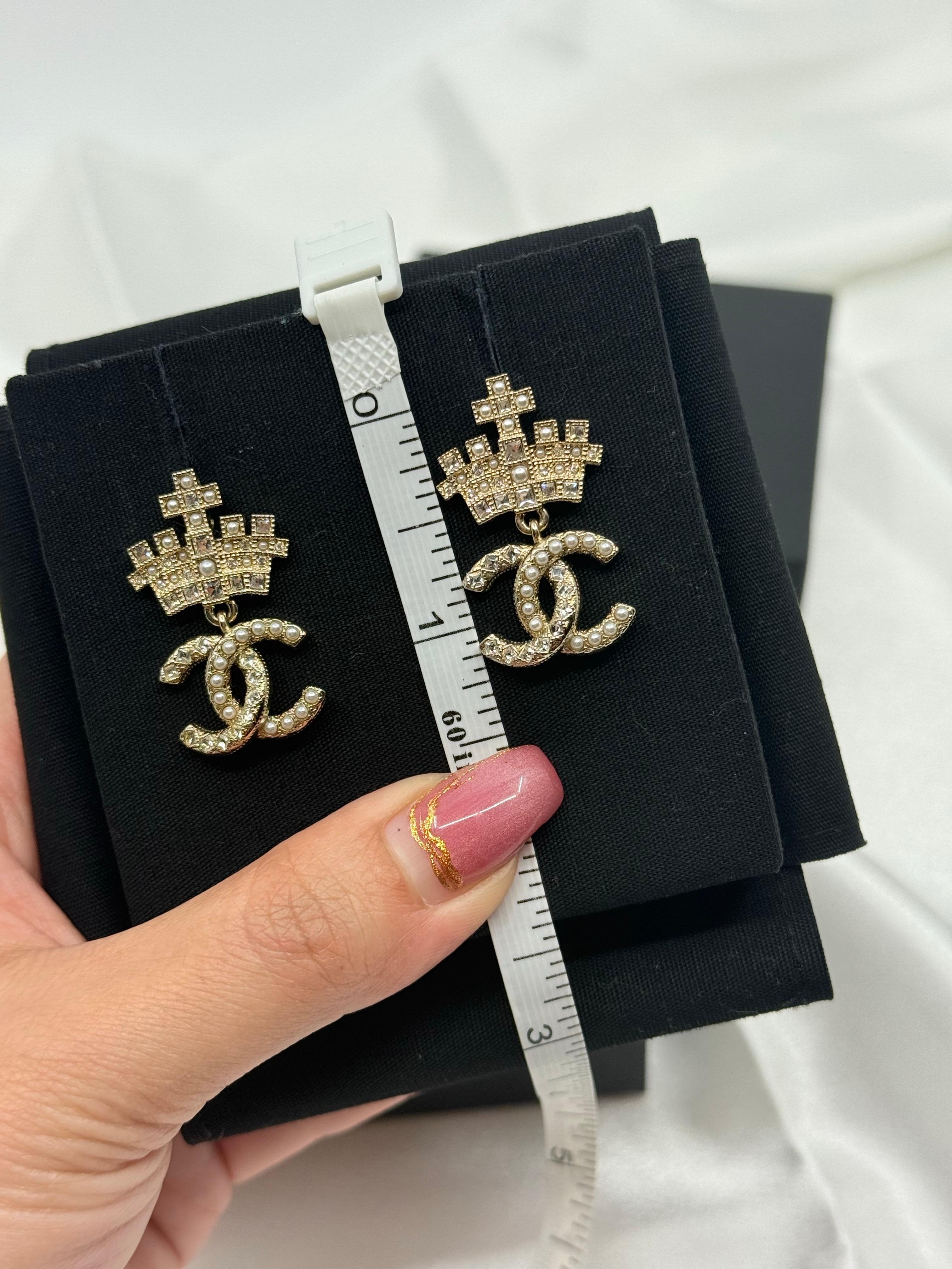 Boucles d'oreilles Chanel couronne CC Logo en cristal fausse perle doré en vente 1