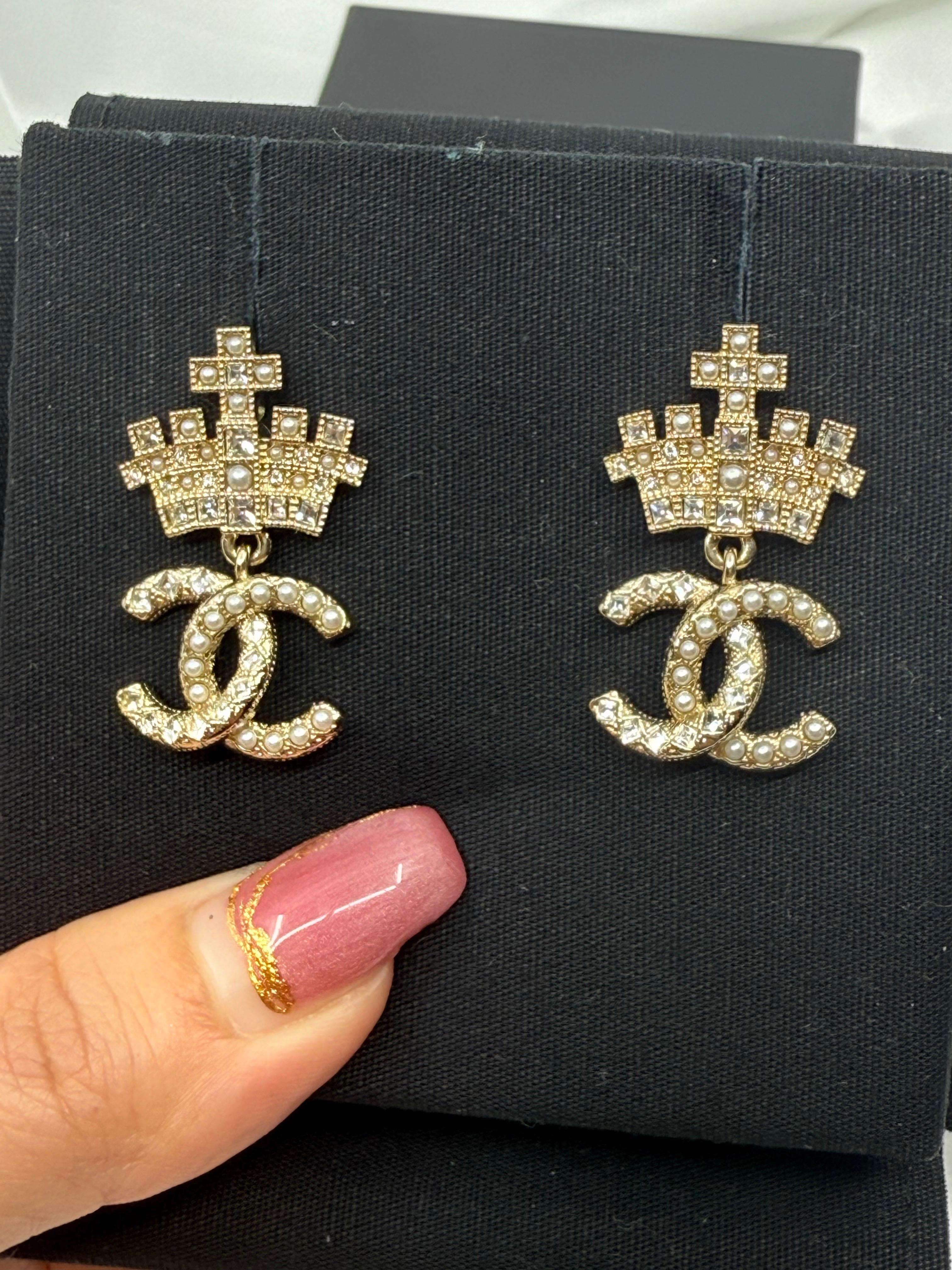 Boucles d'oreilles Chanel couronne CC Logo en cristal fausse perle doré en vente 2