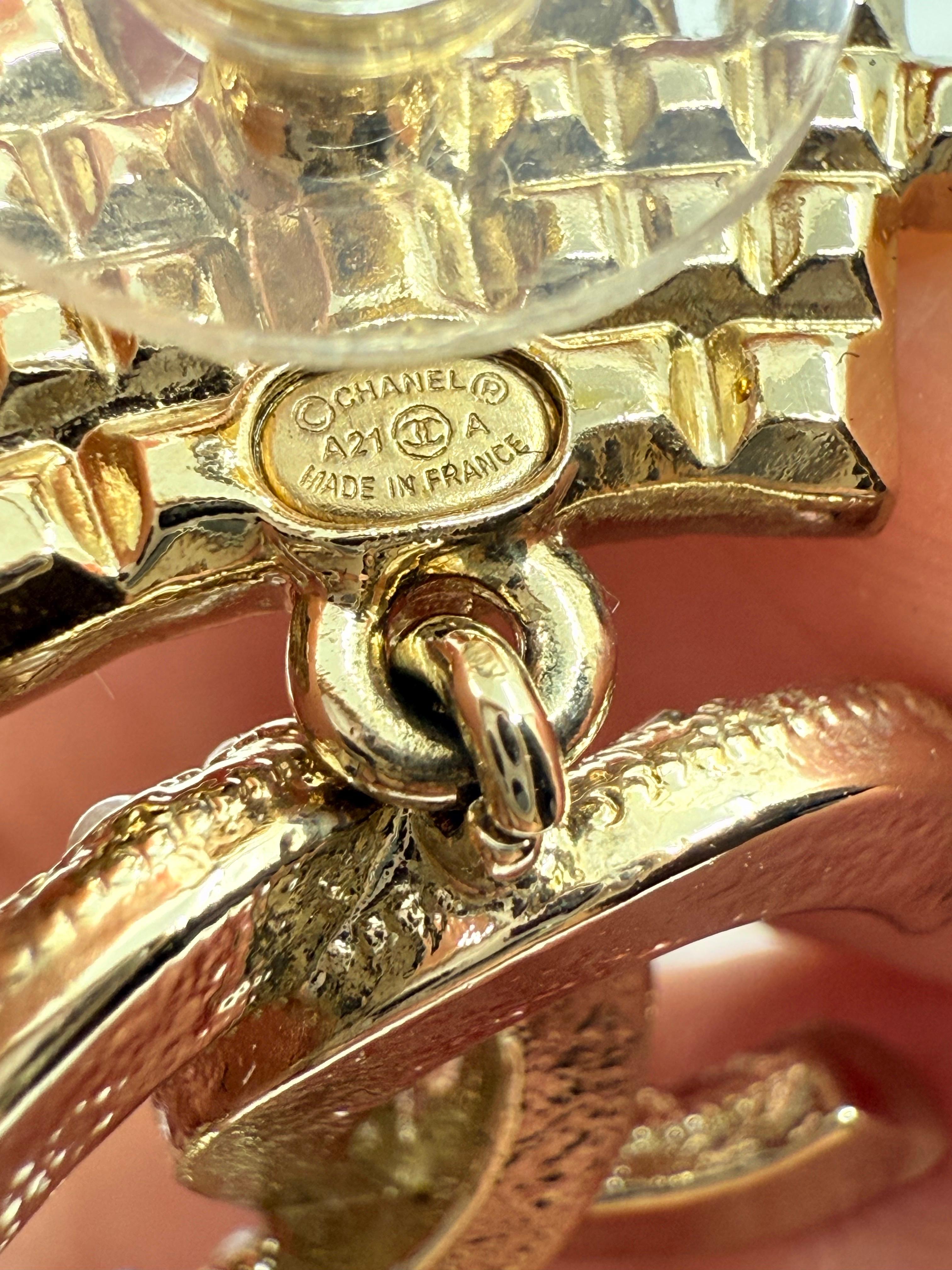 Boucles d'oreilles Chanel couronne CC Logo en cristal fausse perle doré en vente 3