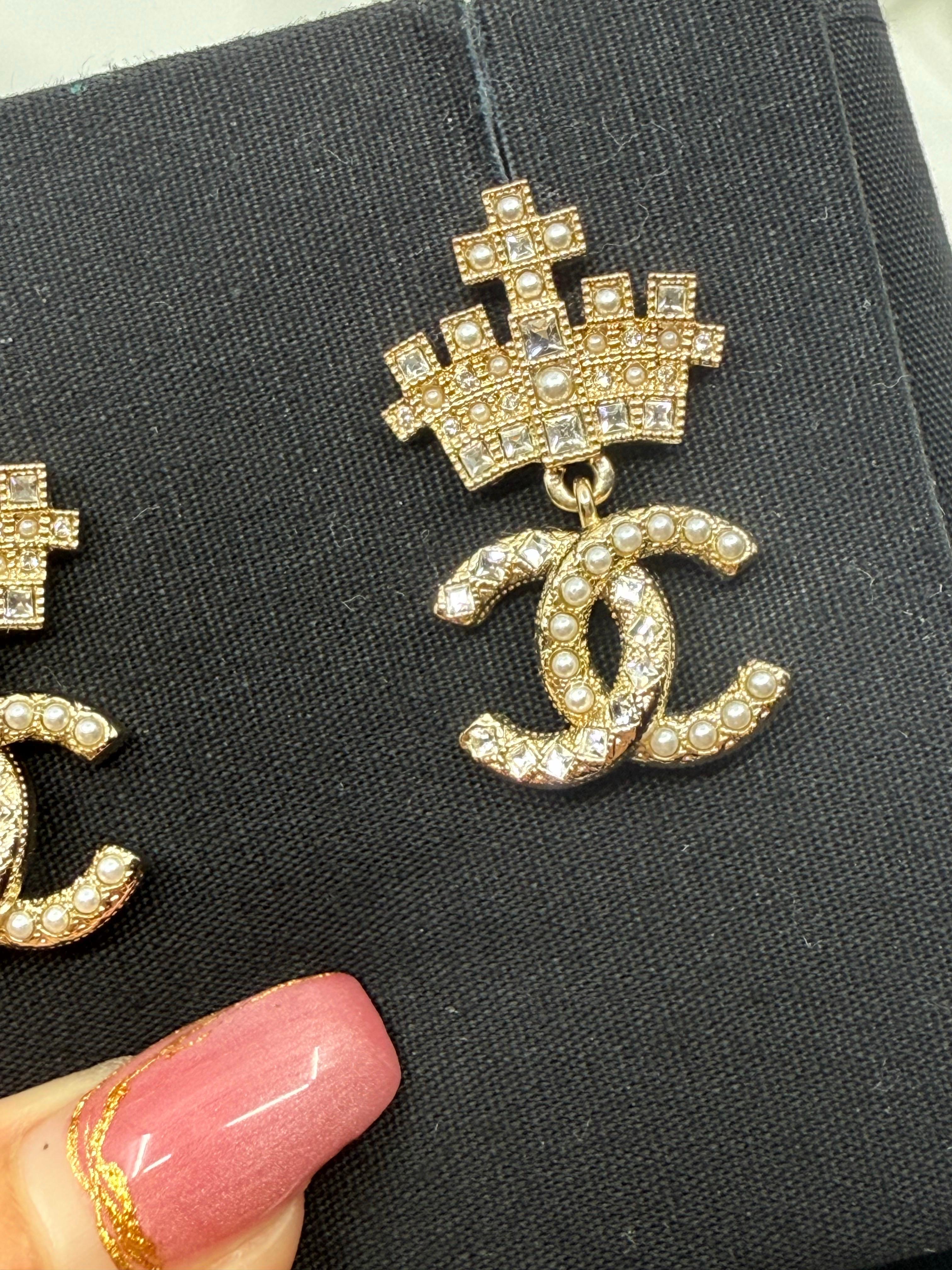 Boucles d'oreilles Chanel couronne CC Logo en cristal fausse perle doré en vente 4