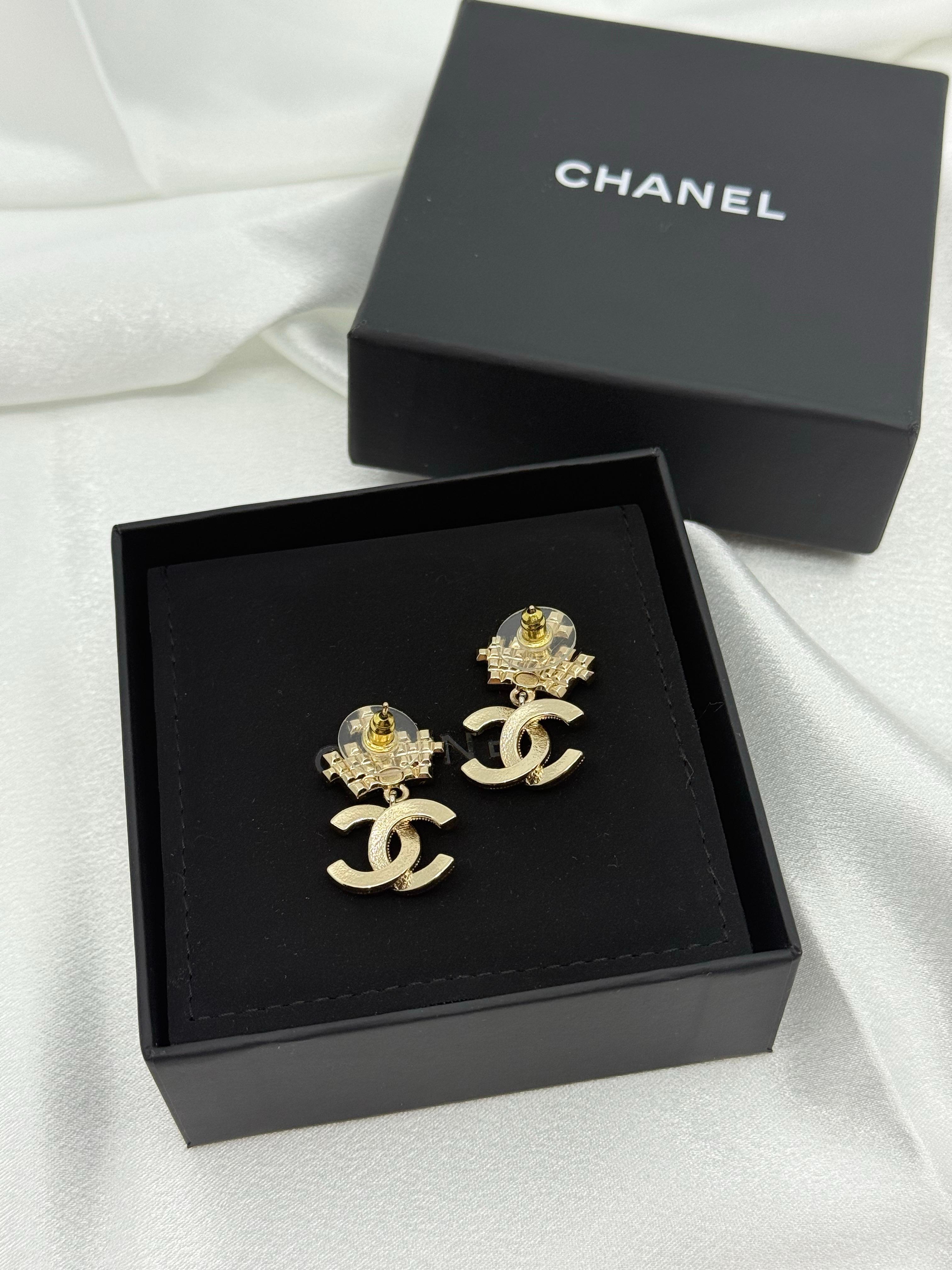 Boucles d'oreilles Chanel couronne CC Logo en cristal fausse perle doré en vente 5