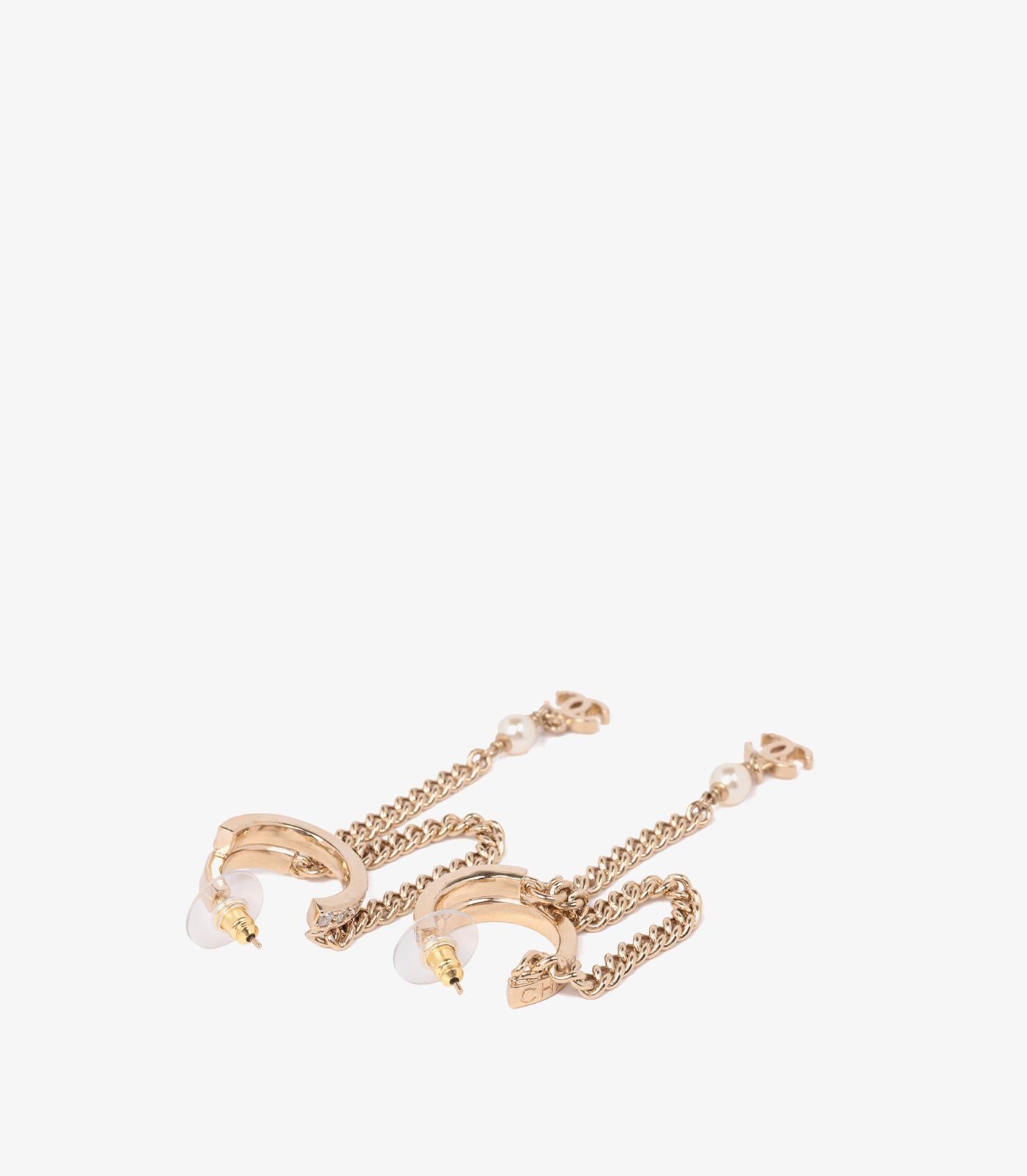 Chanel Kristall- und Kunstperlen-Ohrringe in Goldtönen CC Kette Damen im Angebot