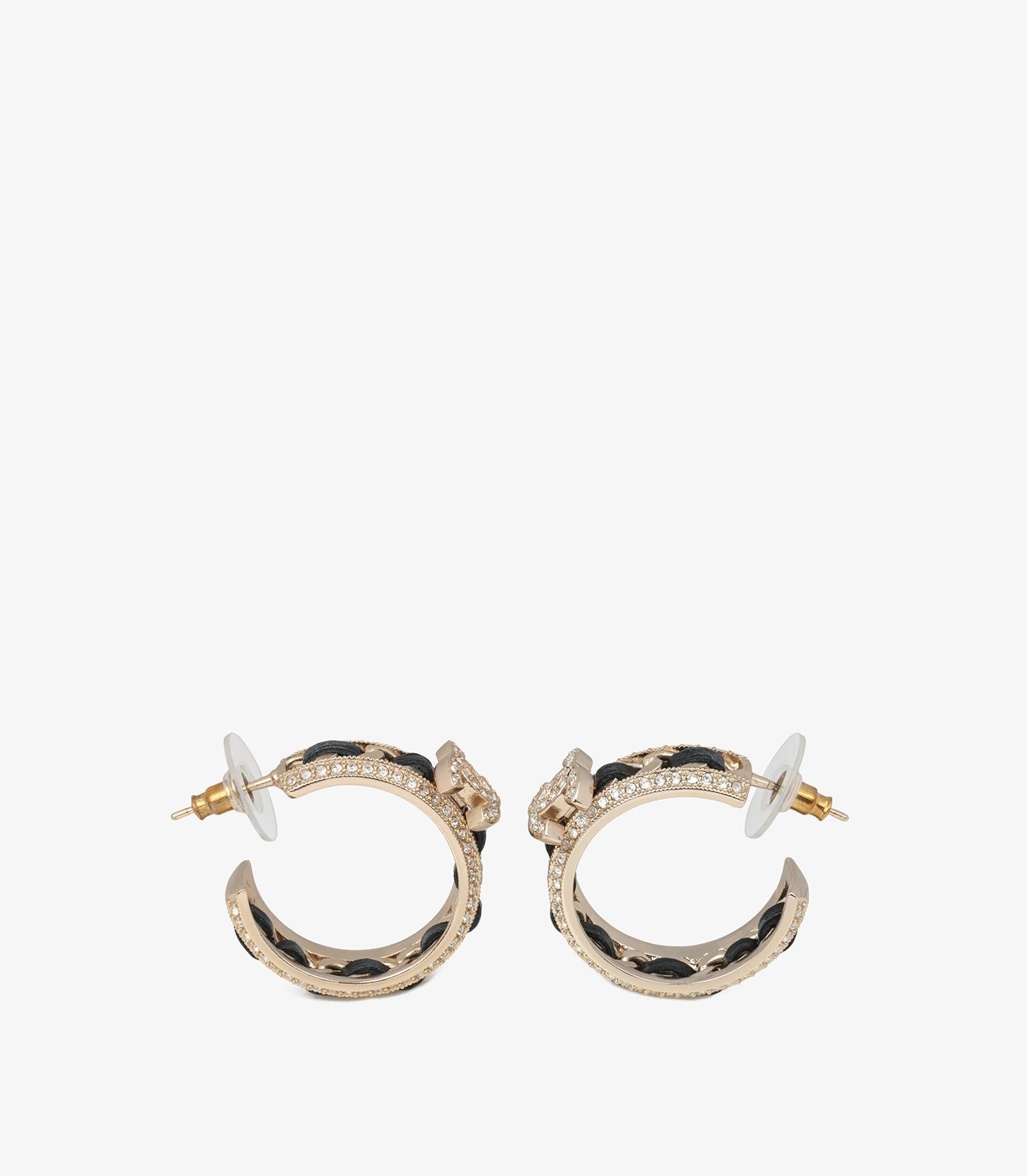 Chanel Kristall & ineinander verschlungenes Lammfell Leder Matte Goldfarbene CC Creolen-Ohrring im Zustand „Gut“ in Bishop's Stortford, Hertfordshire
