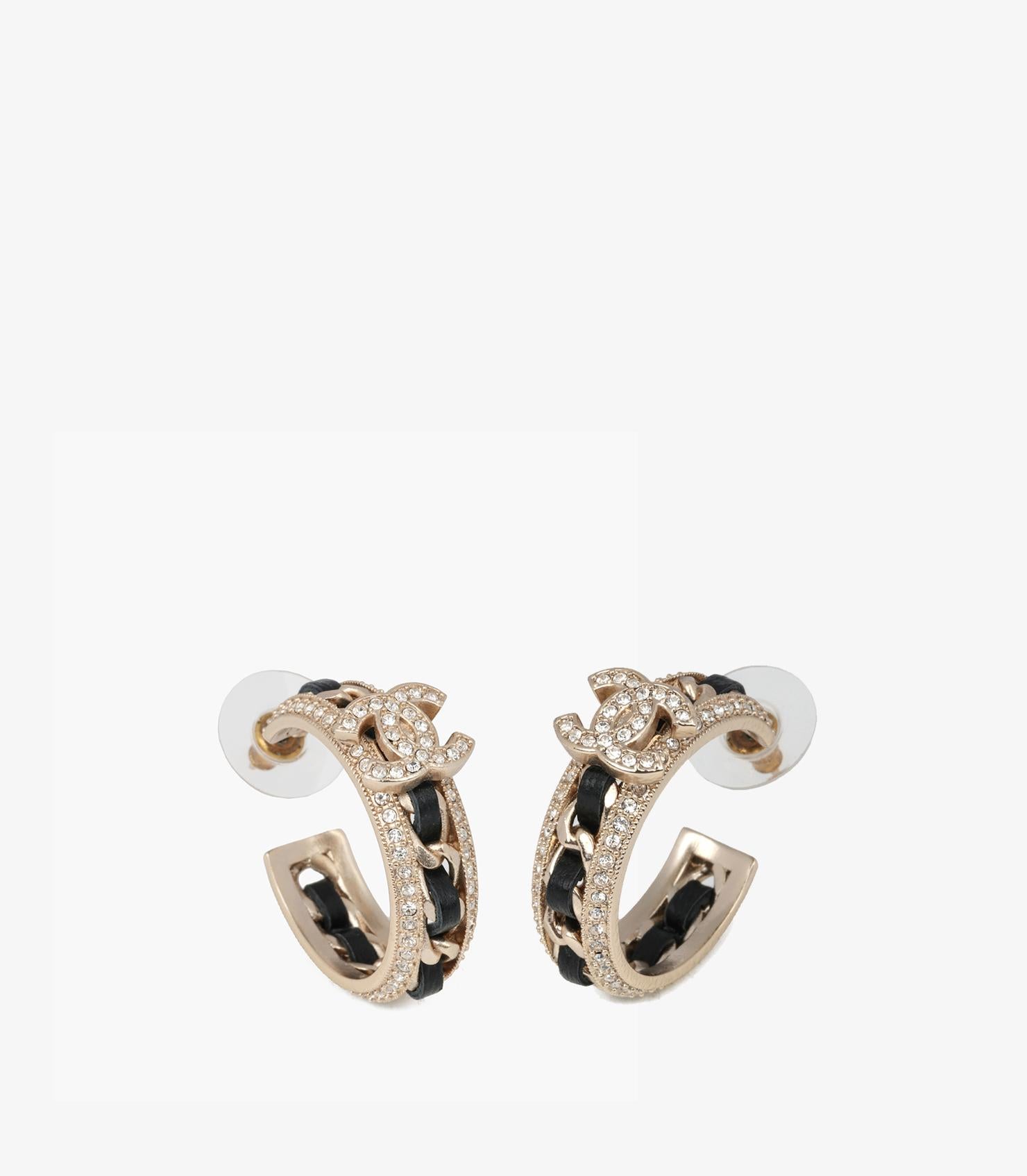 Chanel Kristall & ineinander verschlungenes Lammfell Leder Matte Goldfarbene CC Creolen-Ohrring für Damen oder Herren