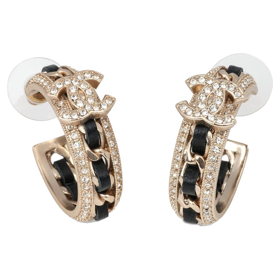 Chanel Kristall & ineinander verschlungenes Lammfell Leder Matte Goldfarbene CC Creolen-Ohrring