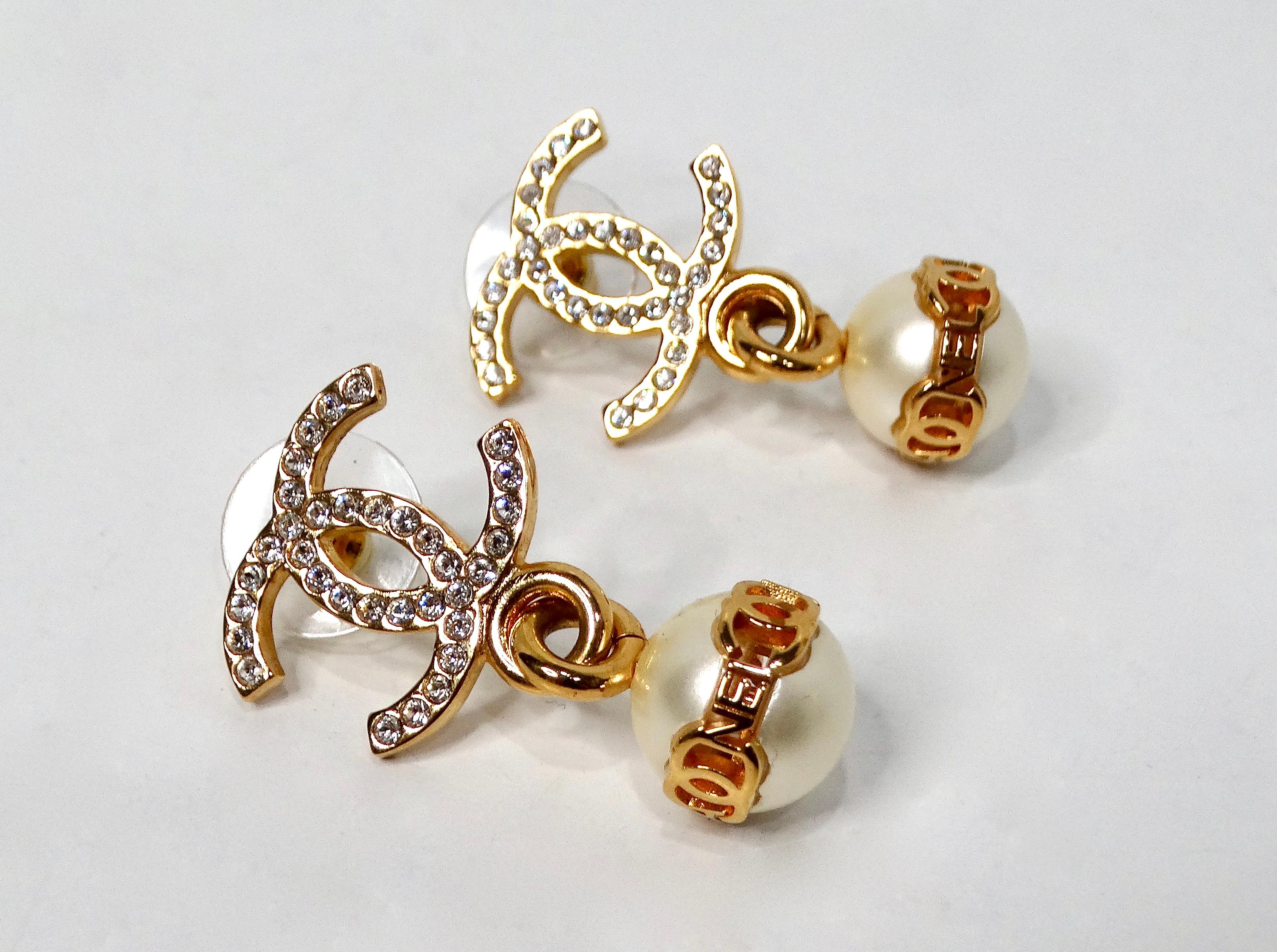 Chanel Crystal Interlocking CC Costume Pearl Dangle Earrings In condizioni buone in vendita a Scottsdale, AZ