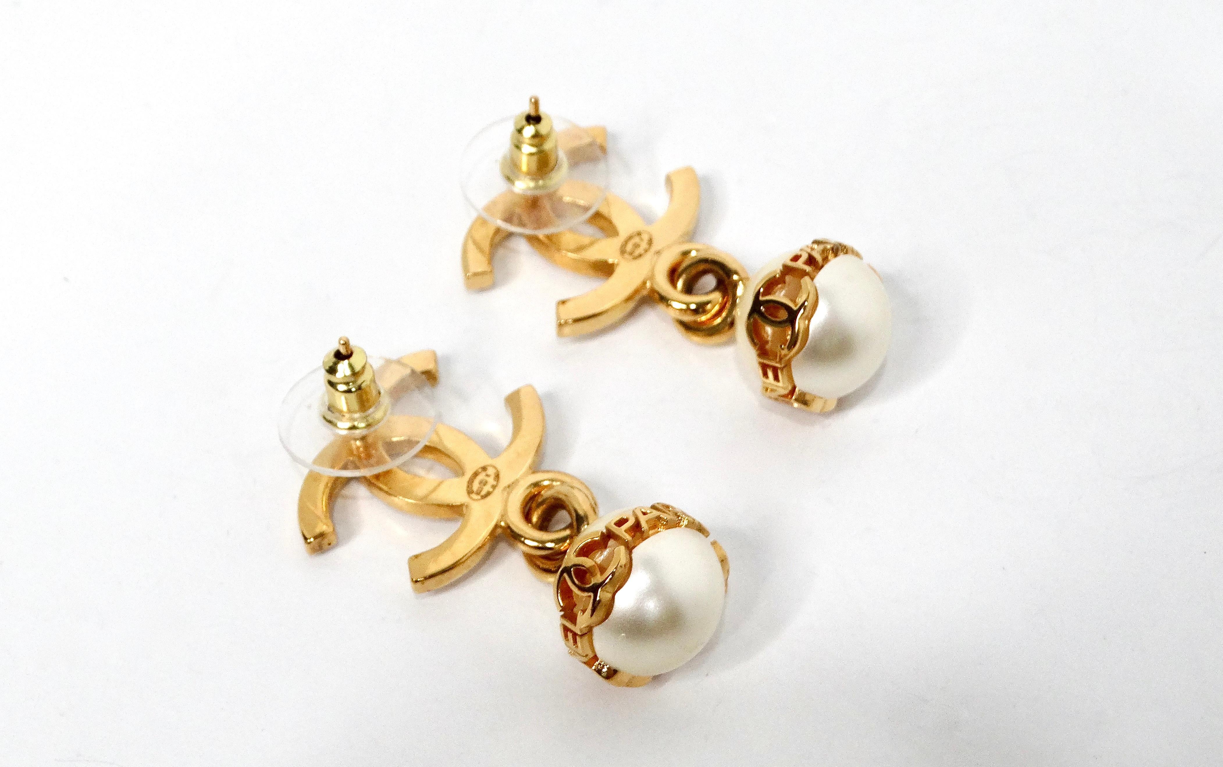 Donna Chanel Crystal Interlocking CC Costume Pearl Dangle Earrings in vendita