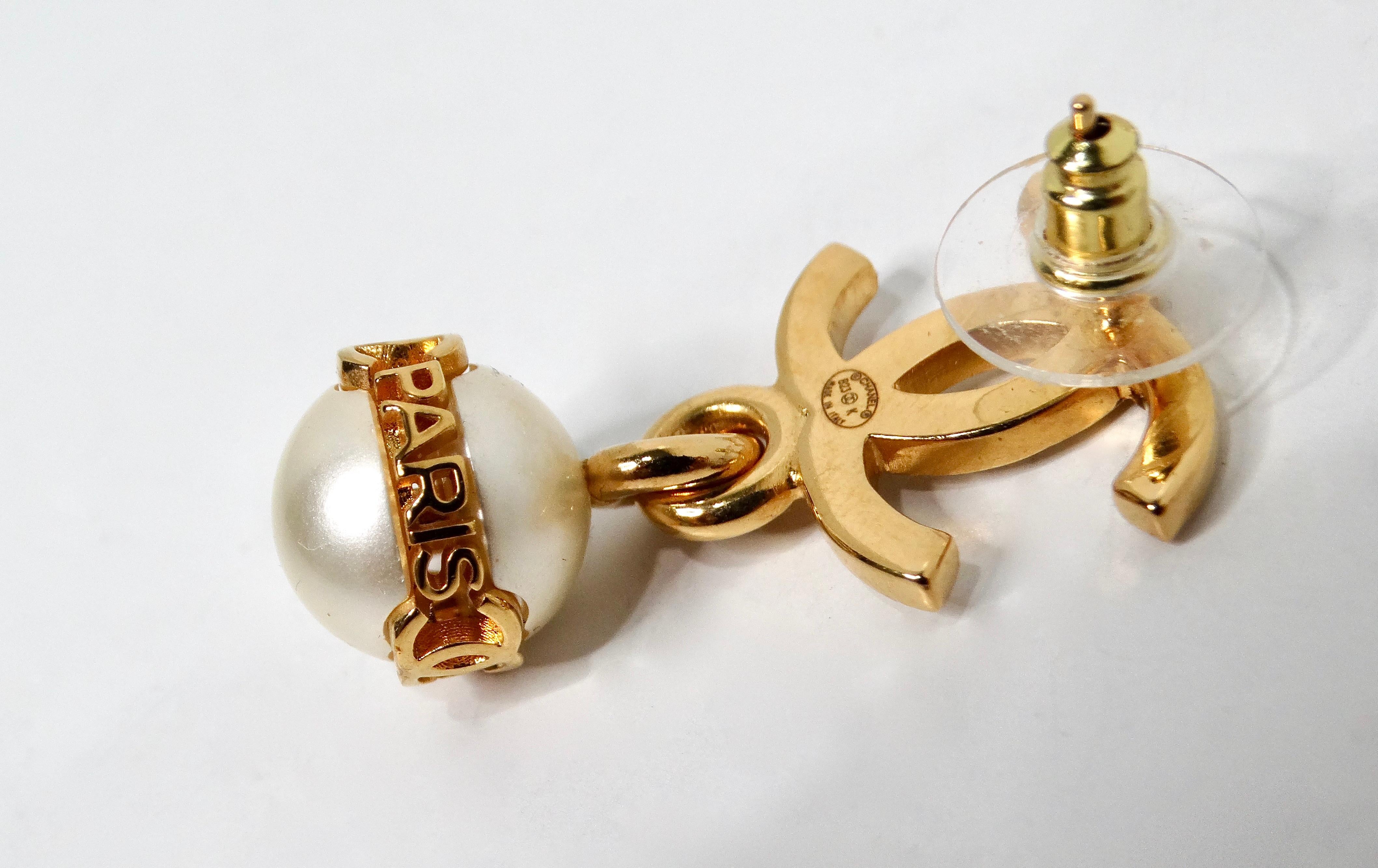 Chanel Crystal Interlocking CC Costume Pearl Dangle Earrings in vendita 1