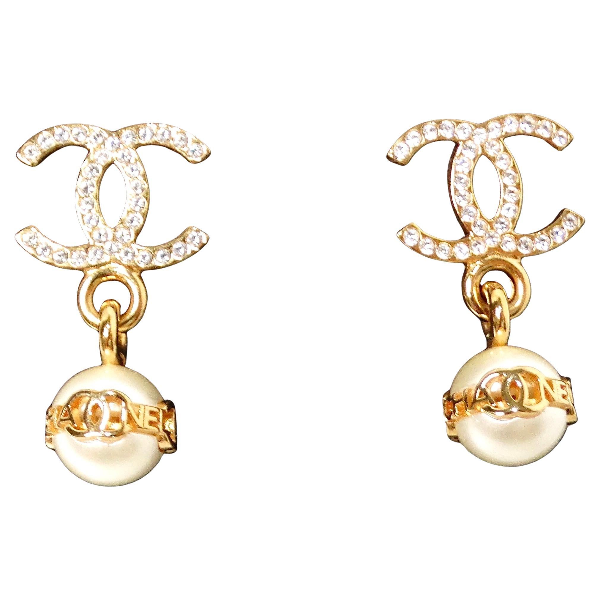 Chanel Crystal Interlocking CC Costume Pearl Dangle Earrings in vendita