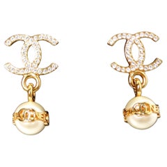 Orecchini con perle del costume Chanel con cristalli intrecciati a CC