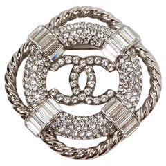 Chanel Broche de cristal entrelazado CC Salvavidas en tono plateado 2019
