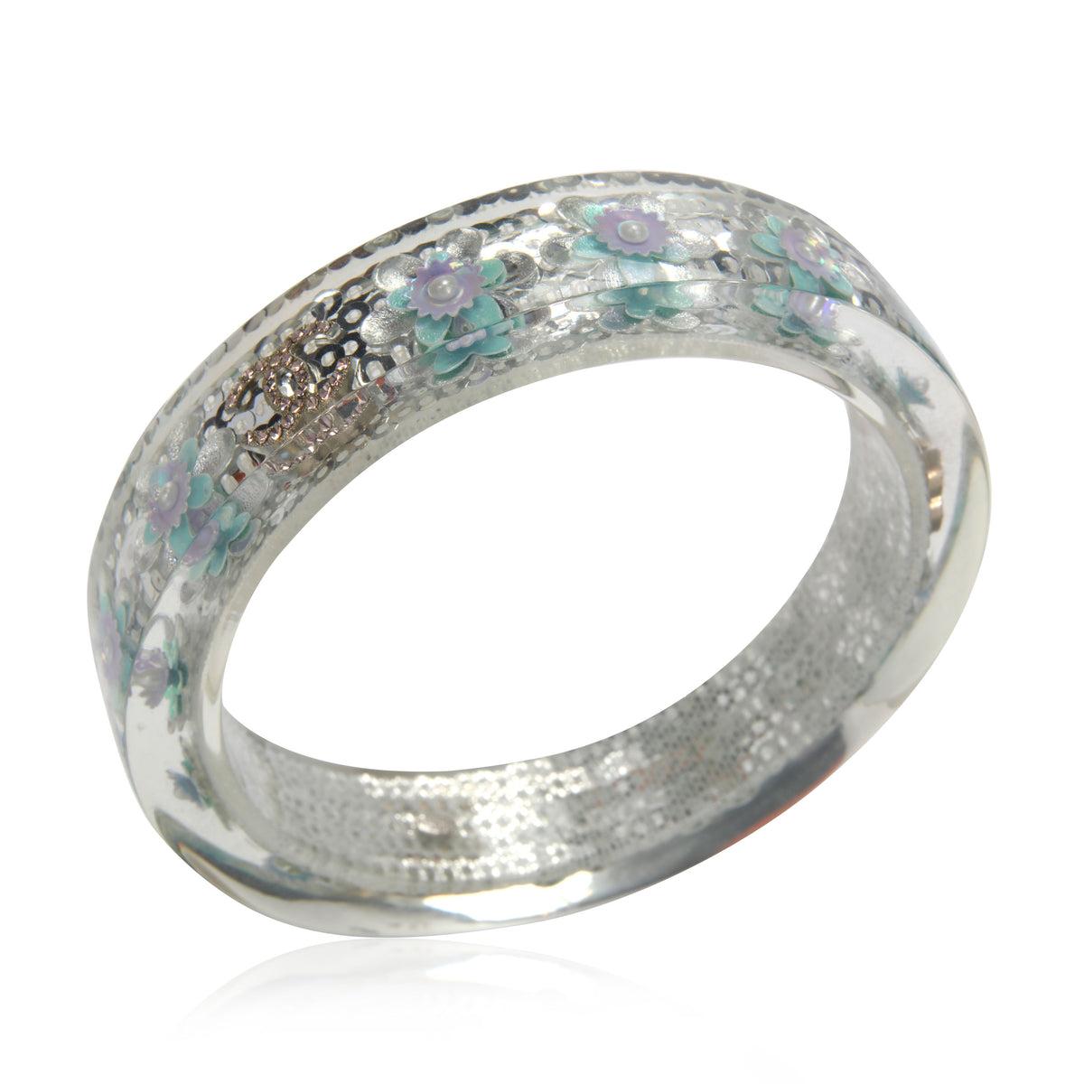 Chanel Kristall- Lucite-Armreif mit Blumenmuster und Pailletten im Zustand „Gut“ im Angebot in Irvine, CA