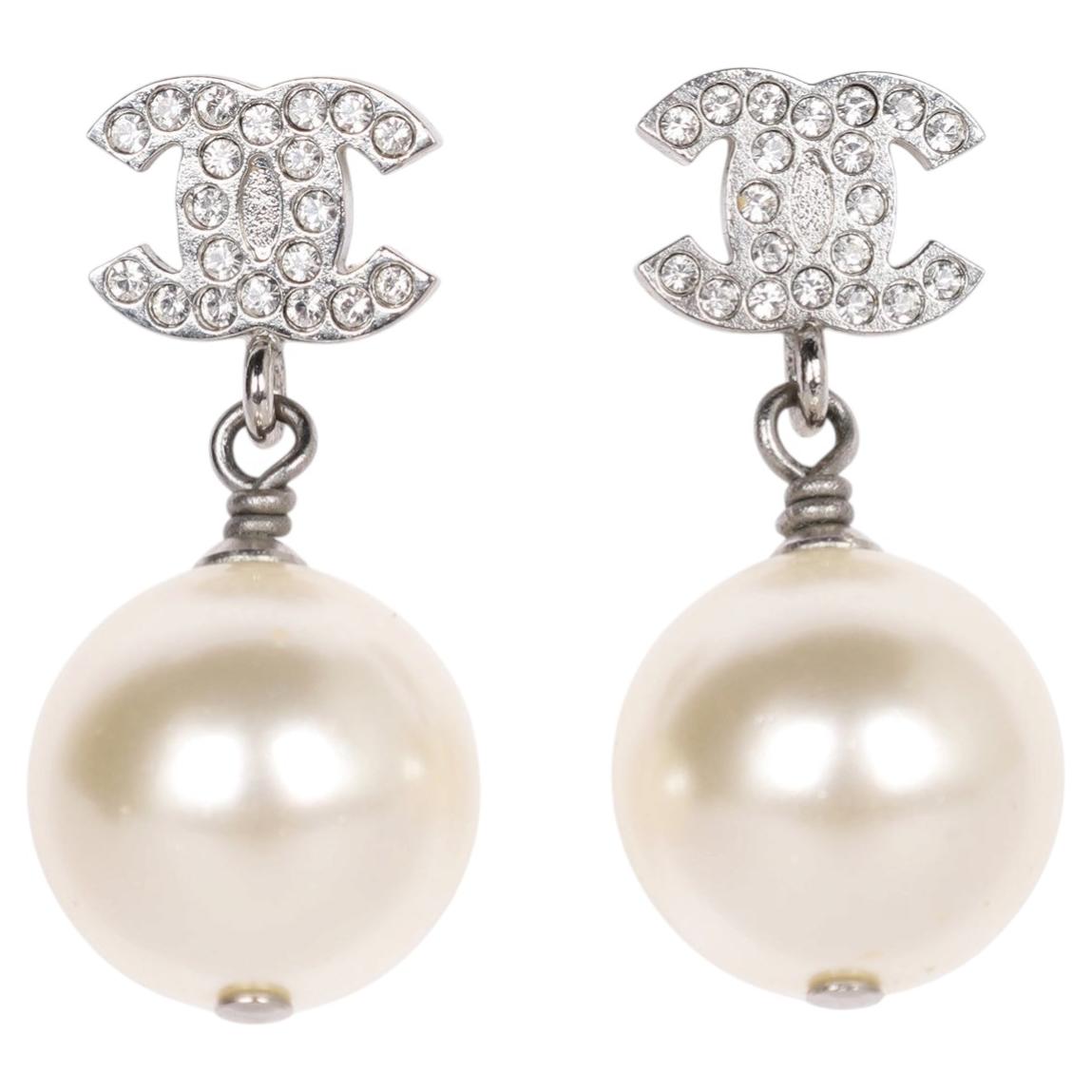 What is the difference between a drop earring and a dangle earring?