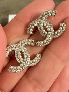 Chanel Kristall-Perlen-Ohrstecker mit CC-Logo in Silber