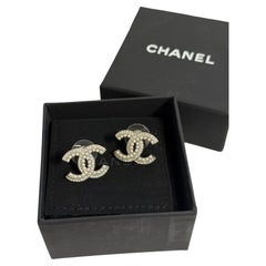 Chanel Kristall-Perlen-Ohrstecker mit CC-Logo in Silber