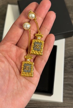 Pendientes de oro con forma de gota inspirados en el frasco del perfume CC Crystal Pearl de Chanel