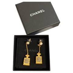 Pendientes de oro con forma de gota inspirados en el frasco del perfume CC Crystal Pearl de Chanel