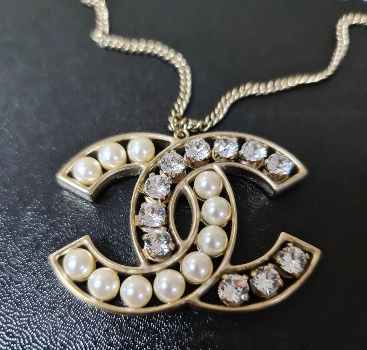 Chanel  Crystal & Pearl CC Necklace


Year of Production: 2014
Color: Goldtone
Materials: Metal, faux pearl, crystal
Closure: Lobster clasp
Condition: Excellent 

Measurements: 
Length: 23