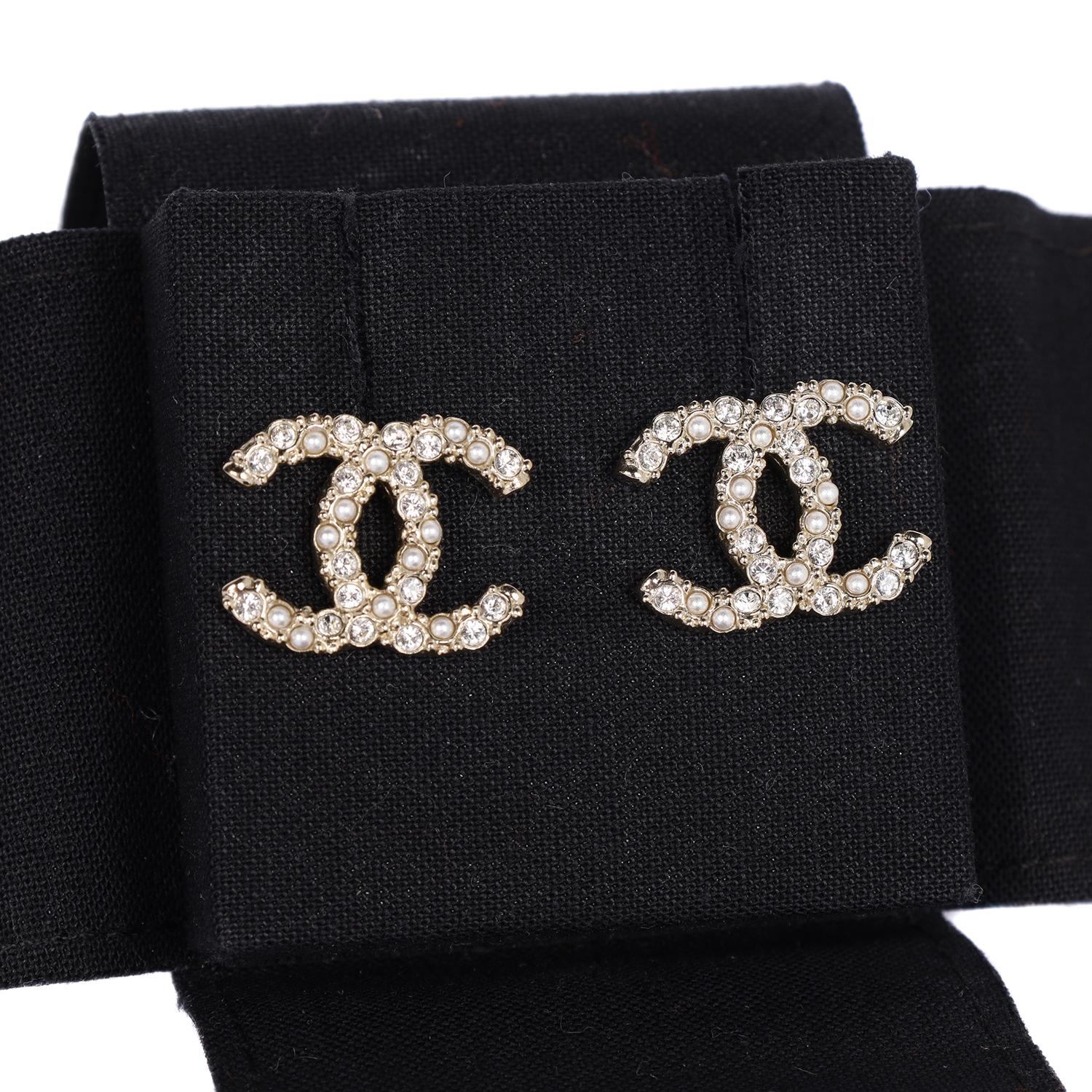 Authentiques boucles d'oreilles perlées à clous d'oreilles avec le logo iconique CC de Chanel en cristal doré. Ces boucles d'oreilles sont dotées d'un superbe bling-bling. Laissez ces magnifiques boucles d'oreilles faire votre déclaration