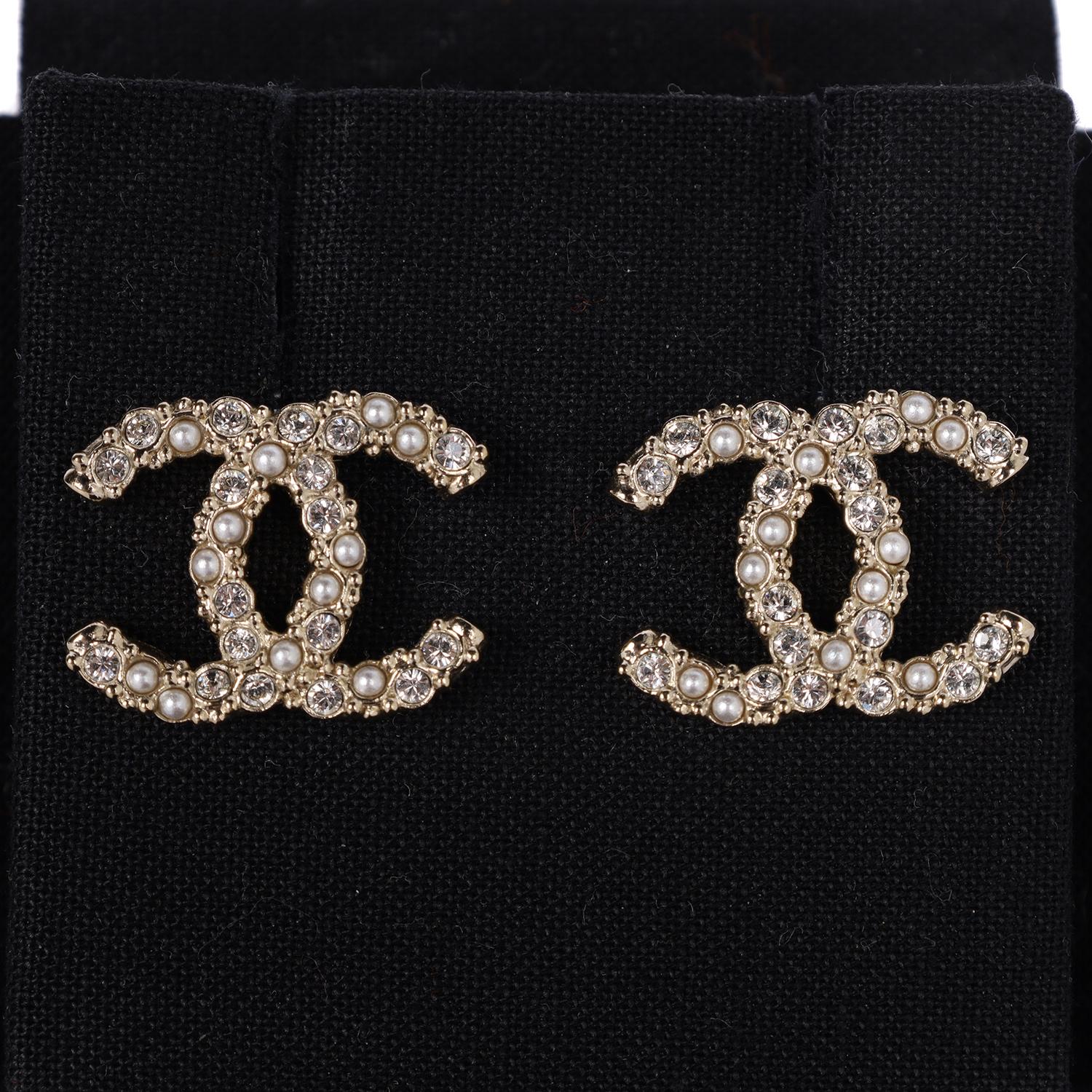 Taille ronde CHANEL Boucles d'oreilles percées CC perles de cristal or Light en vente