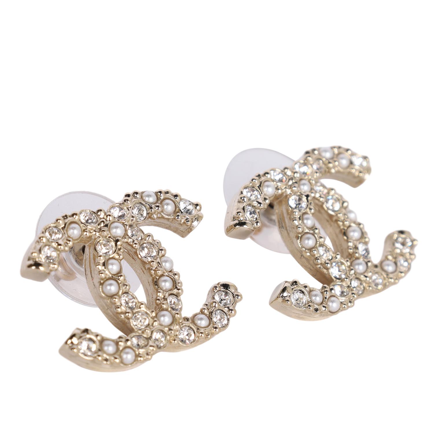 CHANEL Boucles d'oreilles percées CC perles de cristal or Light Neuf - En vente à Salt Lake Cty, UT