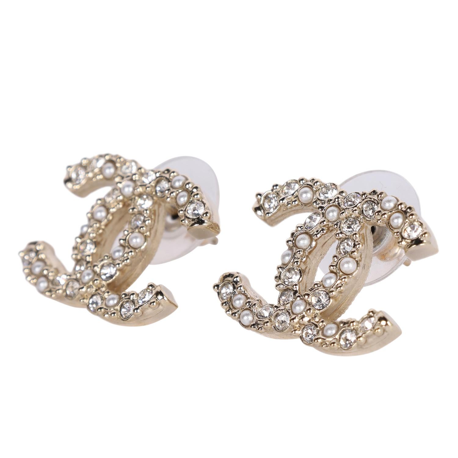 CHANEL Boucles d'oreilles percées CC perles de cristal or Light Pour femmes en vente
