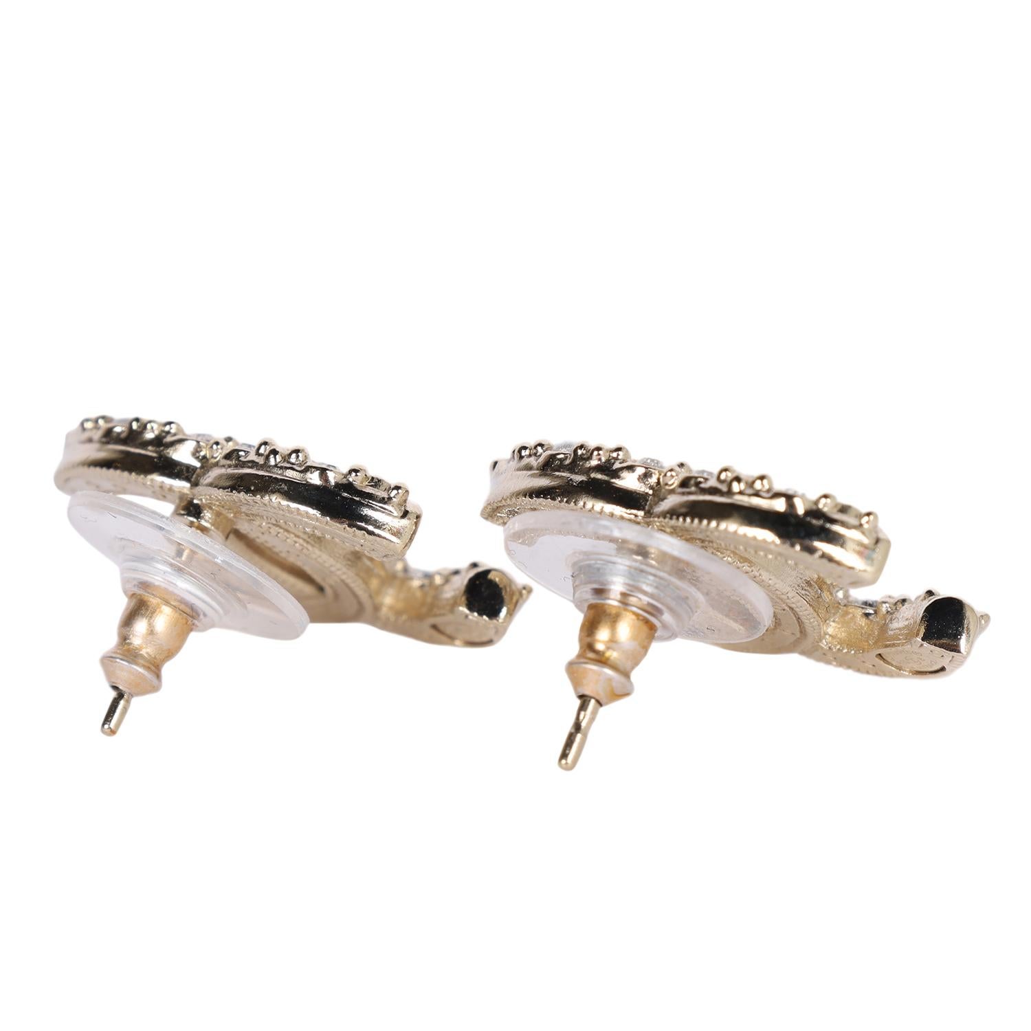 CHANEL Boucles d'oreilles percées CC perles de cristal or Light en vente 3
