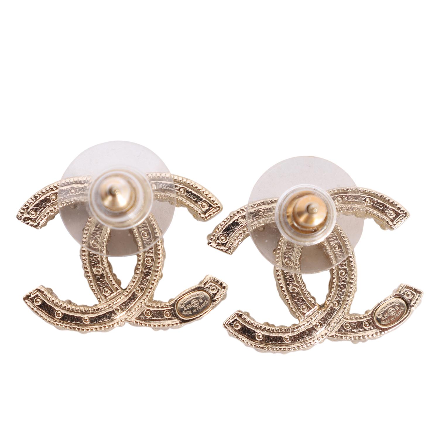 CHANEL Boucles d'oreilles percées CC perles de cristal or Light en vente 4